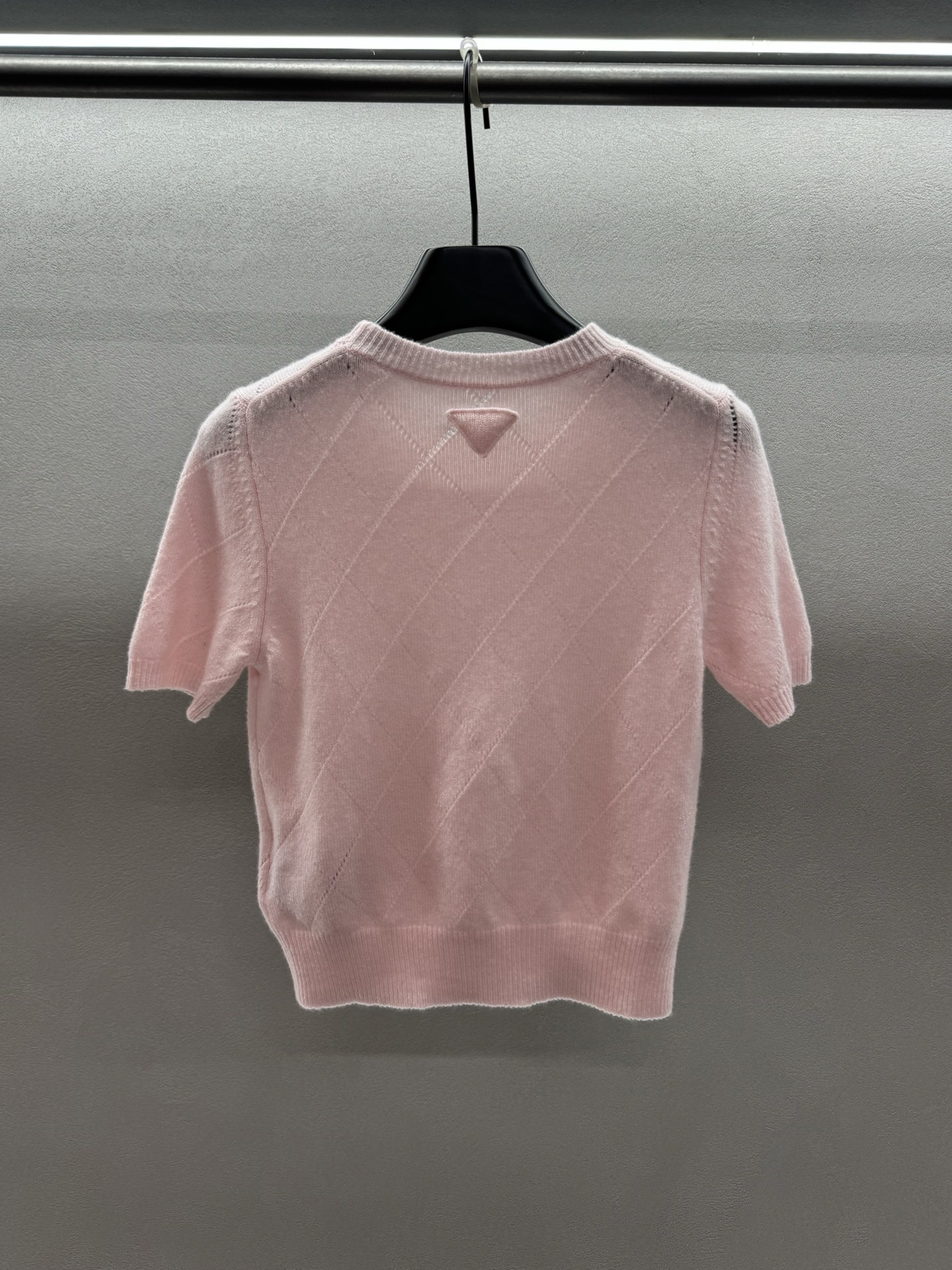 ￼ ❄️2025 Autumn and Winter❄️！Prad*，山羊绒樱花粉短袖针织，文艺复古的秋