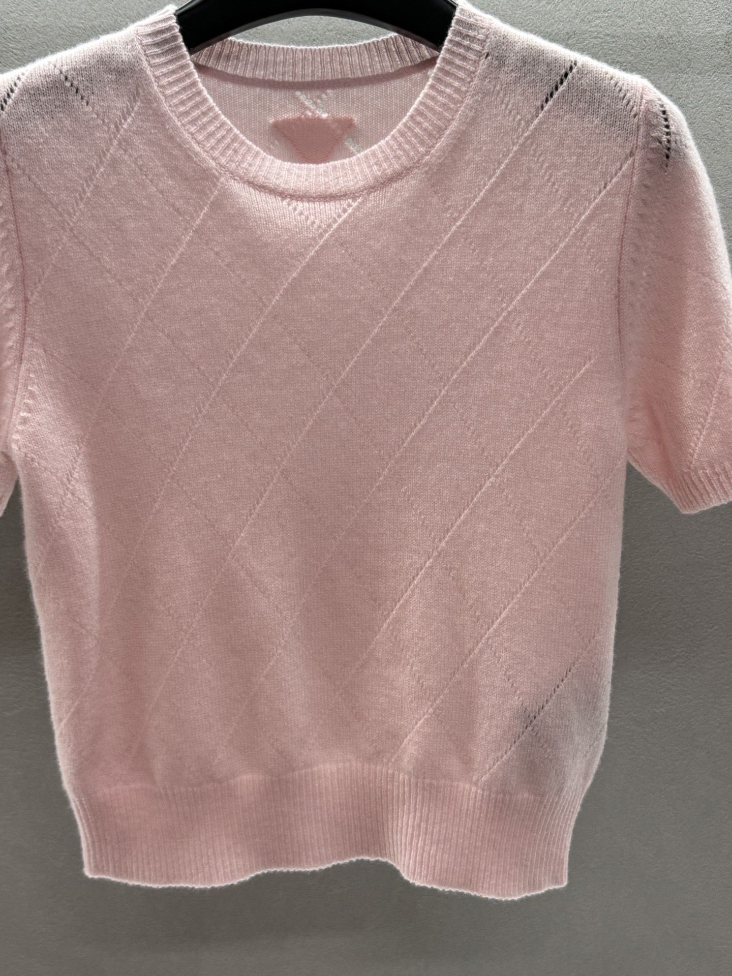 ￼ ❄️2025 Autumn and Winter❄️！Prad*，山羊绒樱花粉短袖针织，文艺复古的秋