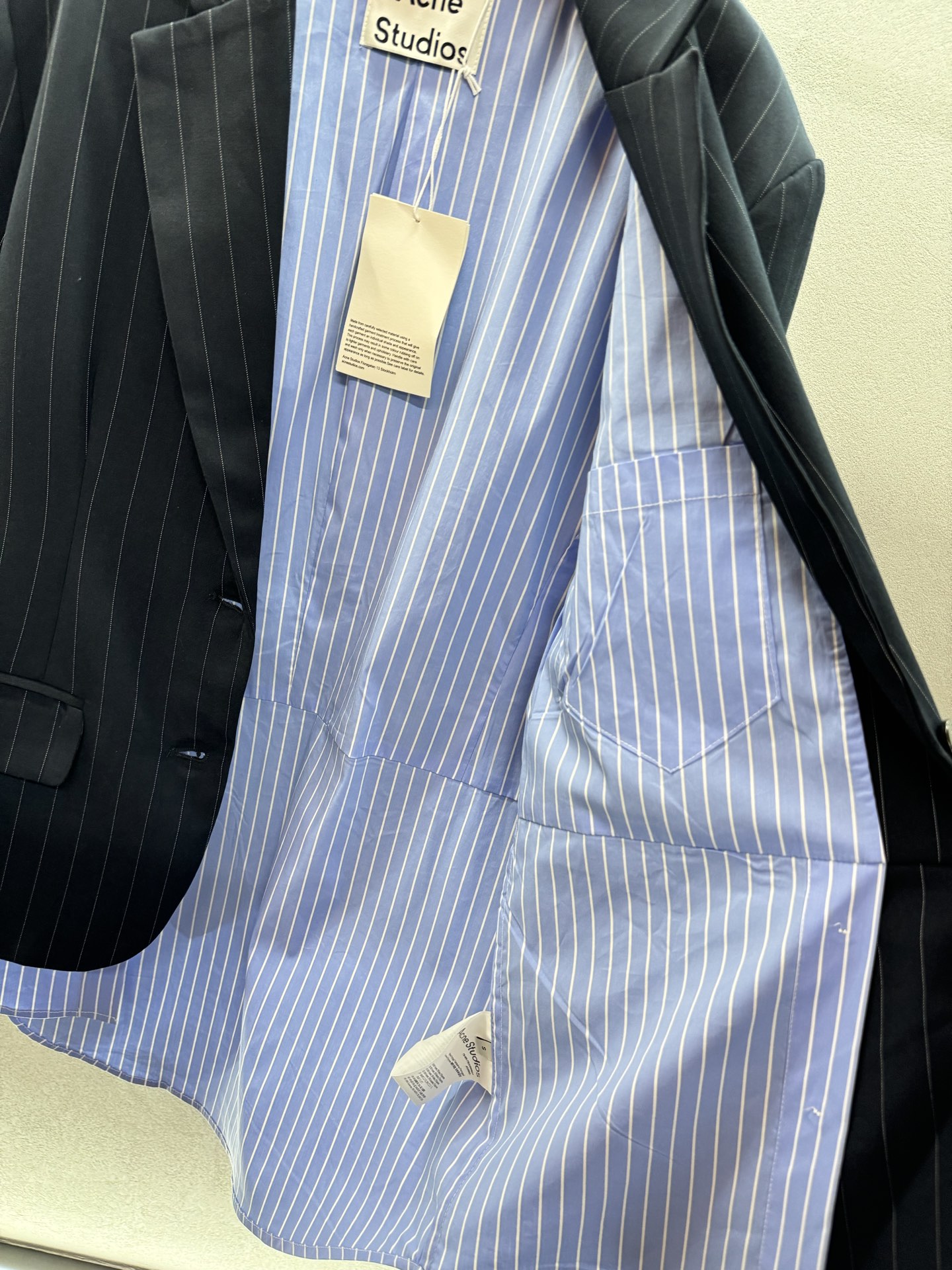 ￼ ❄️2025 Autumn and Winter❄️！Acn*，条纹拼接假西服，藏蓝色拼接浅色条纹衬