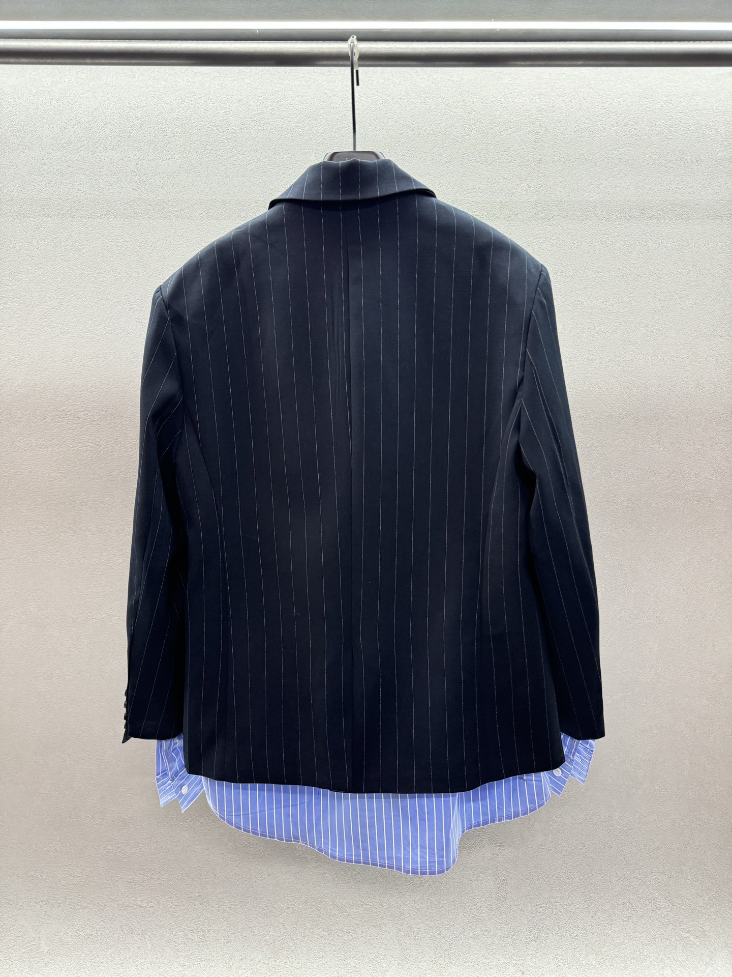 ￼ ❄️2025 Autumn and Winter❄️！Acn*，条纹拼接假西服，藏蓝色拼接浅色条纹衬