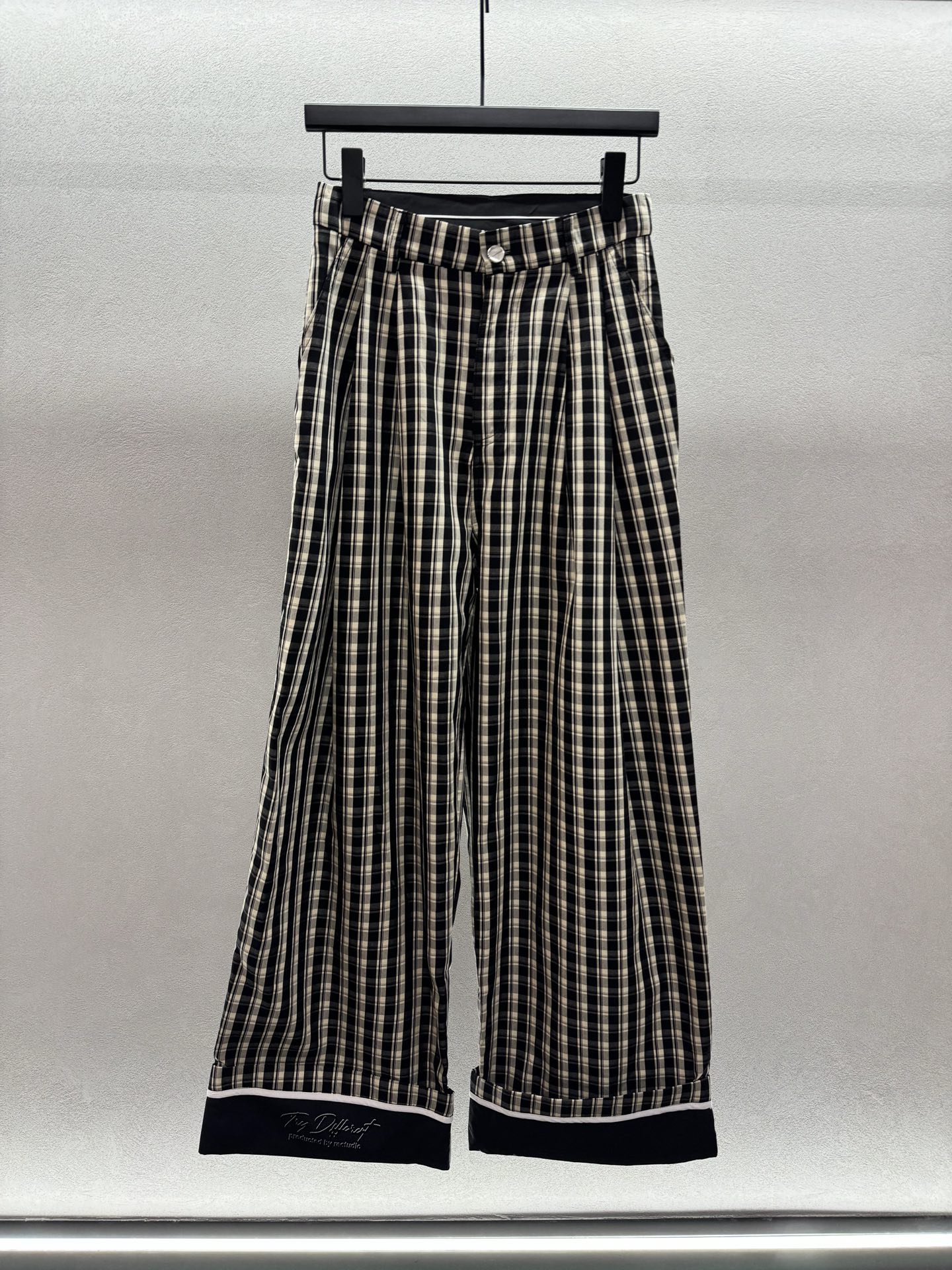 ￼ ❄️2025 Autumn and Winter❄️！re*van，阔腿格子裤，挽边字母格子阔腿裤，