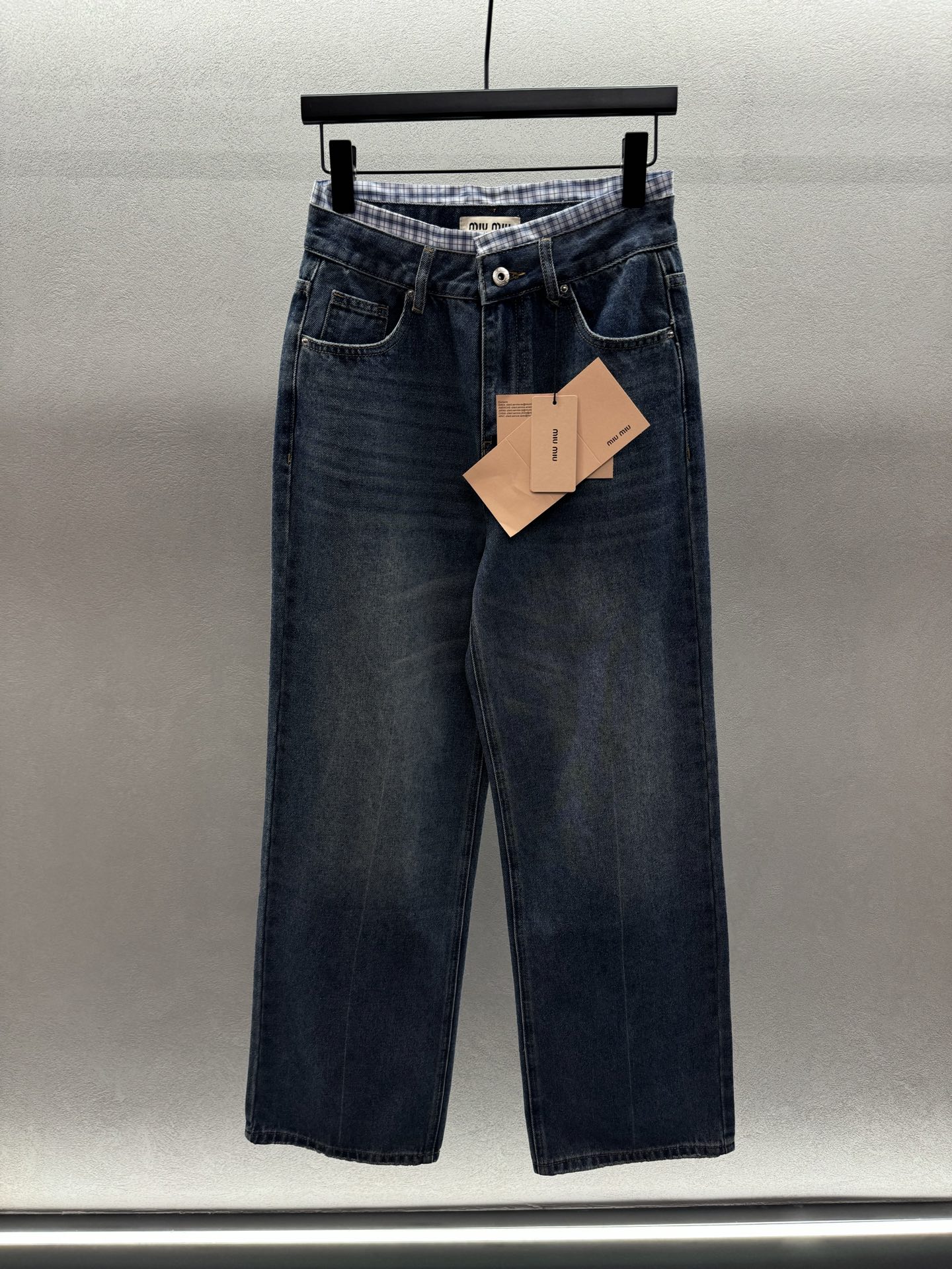 ￼ ❄️2025 Autumn and Winter❄️！MiuMi*，拼接腰直筒裤，面料柔软舒适，个性