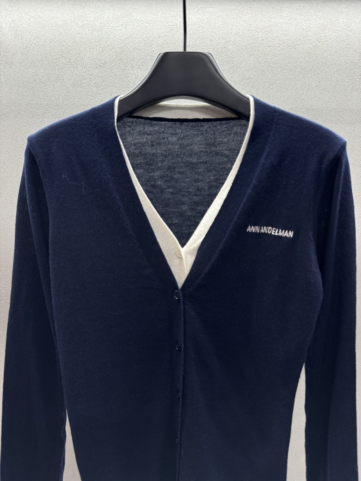 ￼ ❄️2025 Autumn and Winter❄️！Ann撞色假两件V领针织开衫，💯绵羊毛材质，保