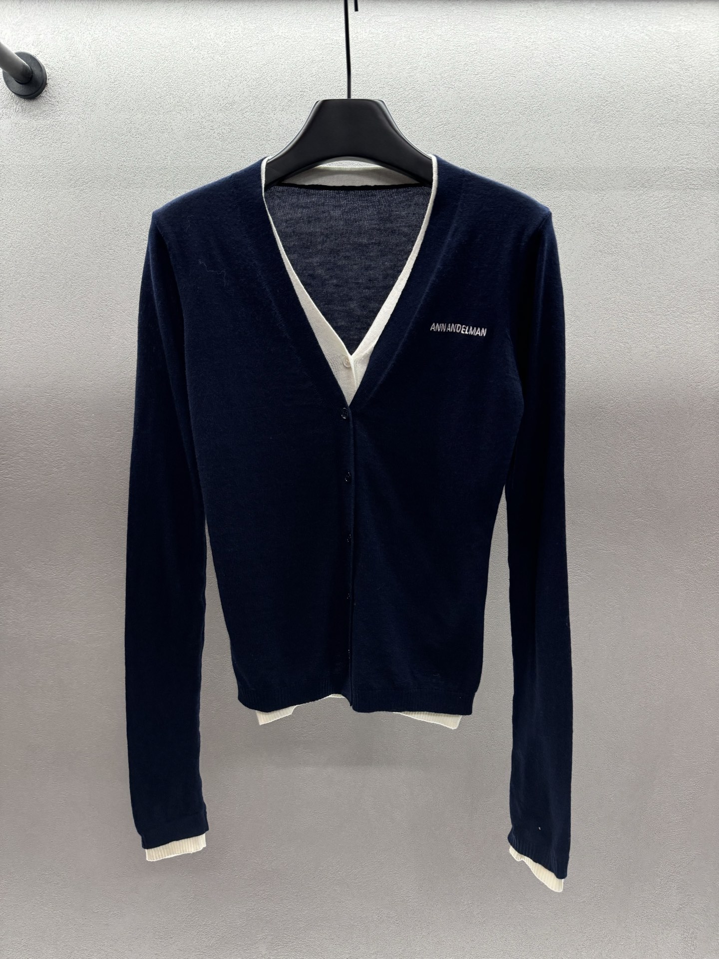 ￼ ❄️2025 Autumn and Winter❄️！Ann撞色假两件V领针织开衫，💯绵羊毛材质，保