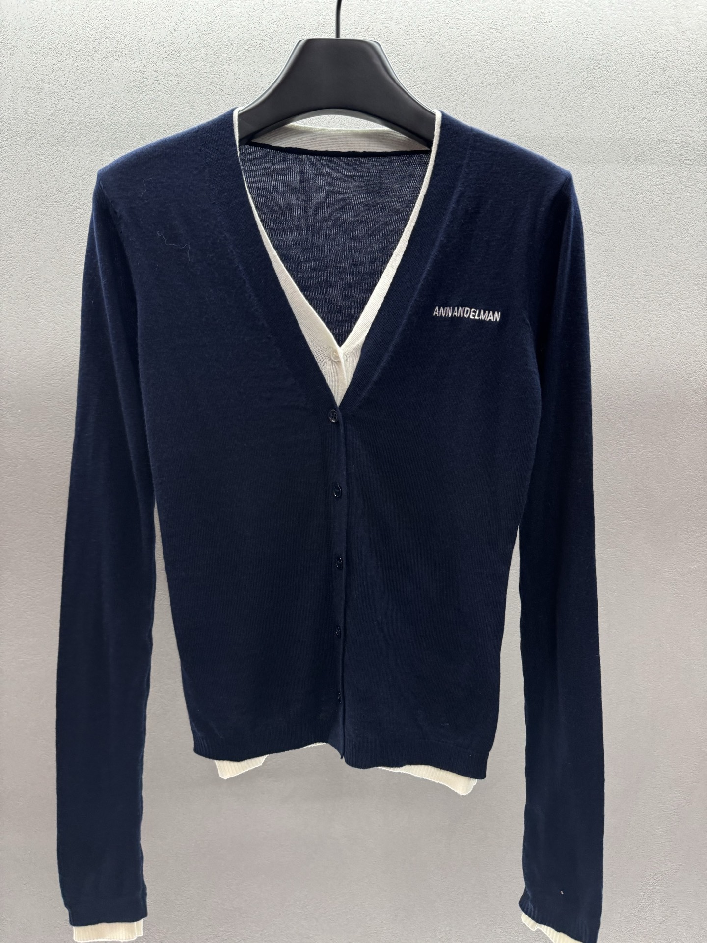 ￼ ❄️2025 Autumn and Winter❄️！Ann撞色假两件V领针织开衫，💯绵羊毛材质，保