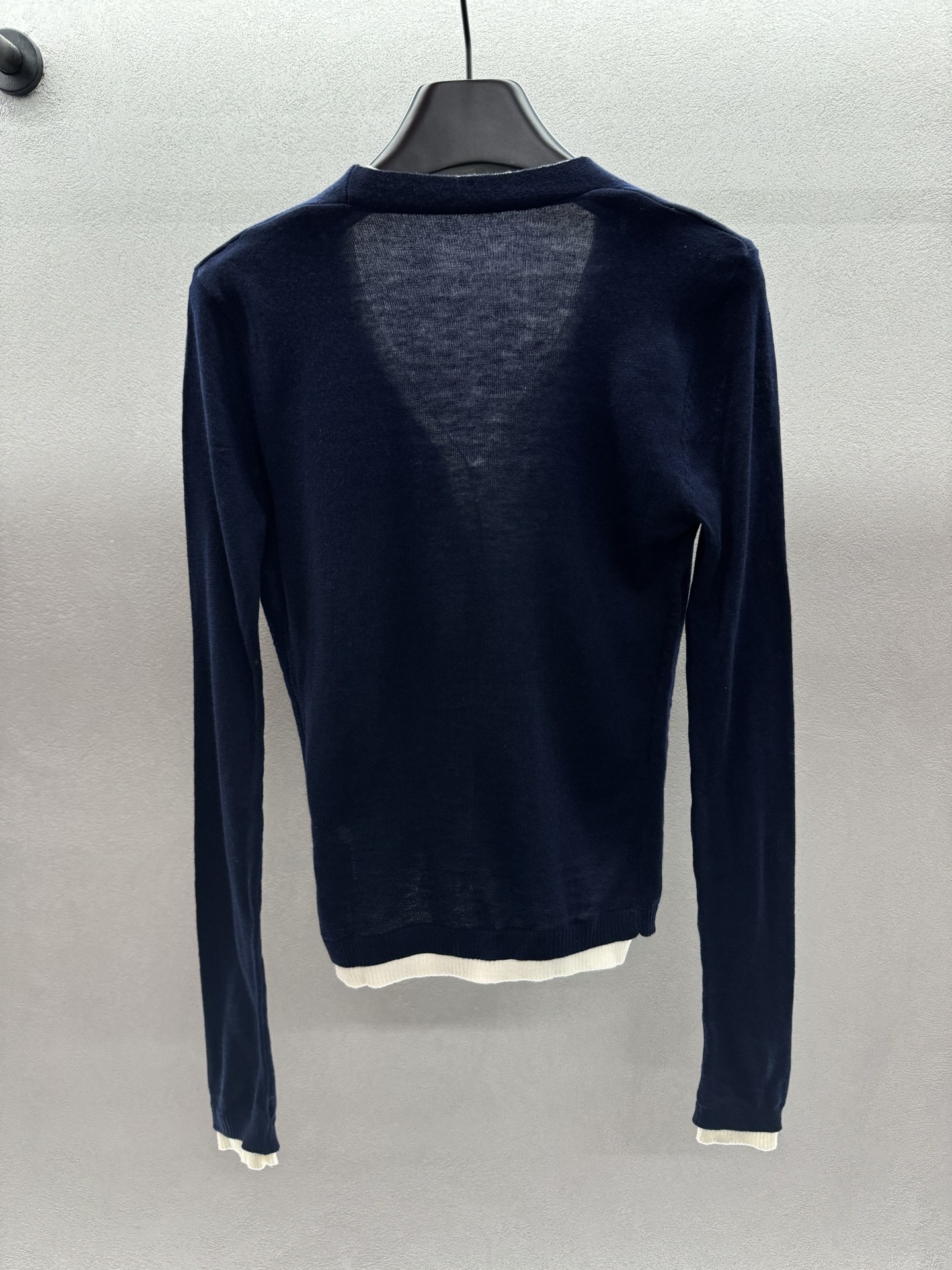 ￼ ❄️2025 Autumn and Winter❄️！Ann撞色假两件V领针织开衫，💯绵羊毛材质，保