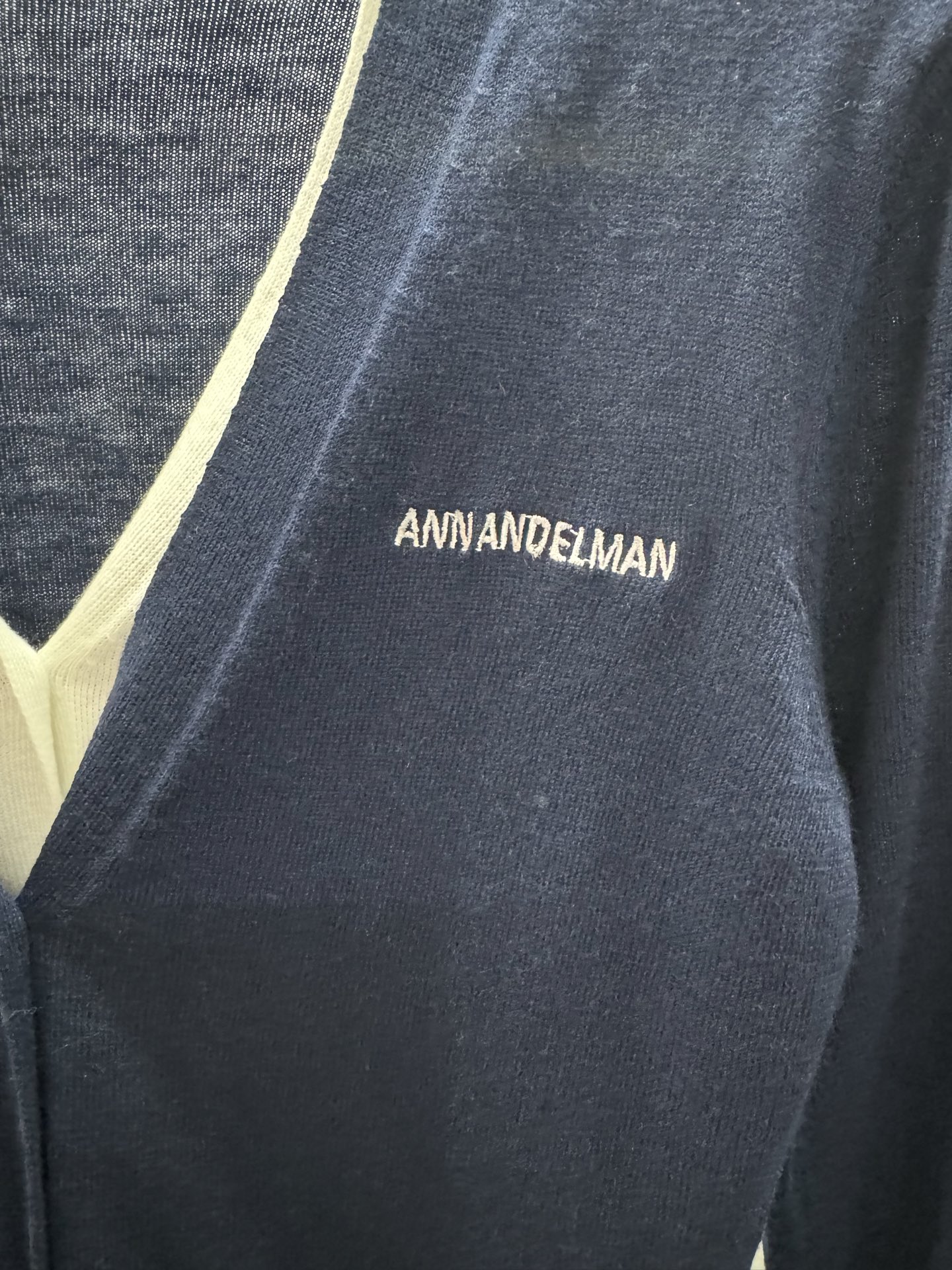 ￼ ❄️2025 Autumn and Winter❄️！Ann撞色假两件V领针织开衫，💯绵羊毛材质，保