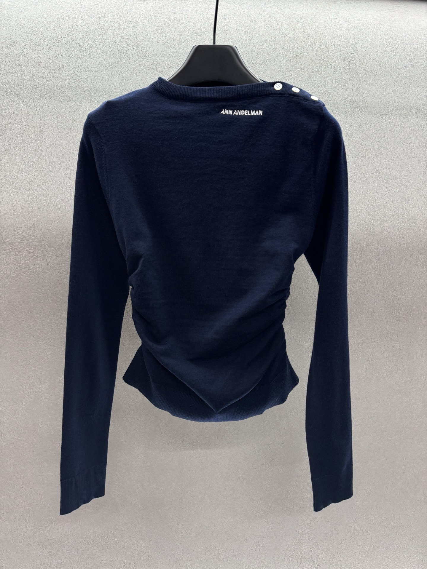 ￼ ￼ ❄️2025 Autumn and Winter❄️！Ann一字领针织上衣，💯绵羊毛材质，保暖+