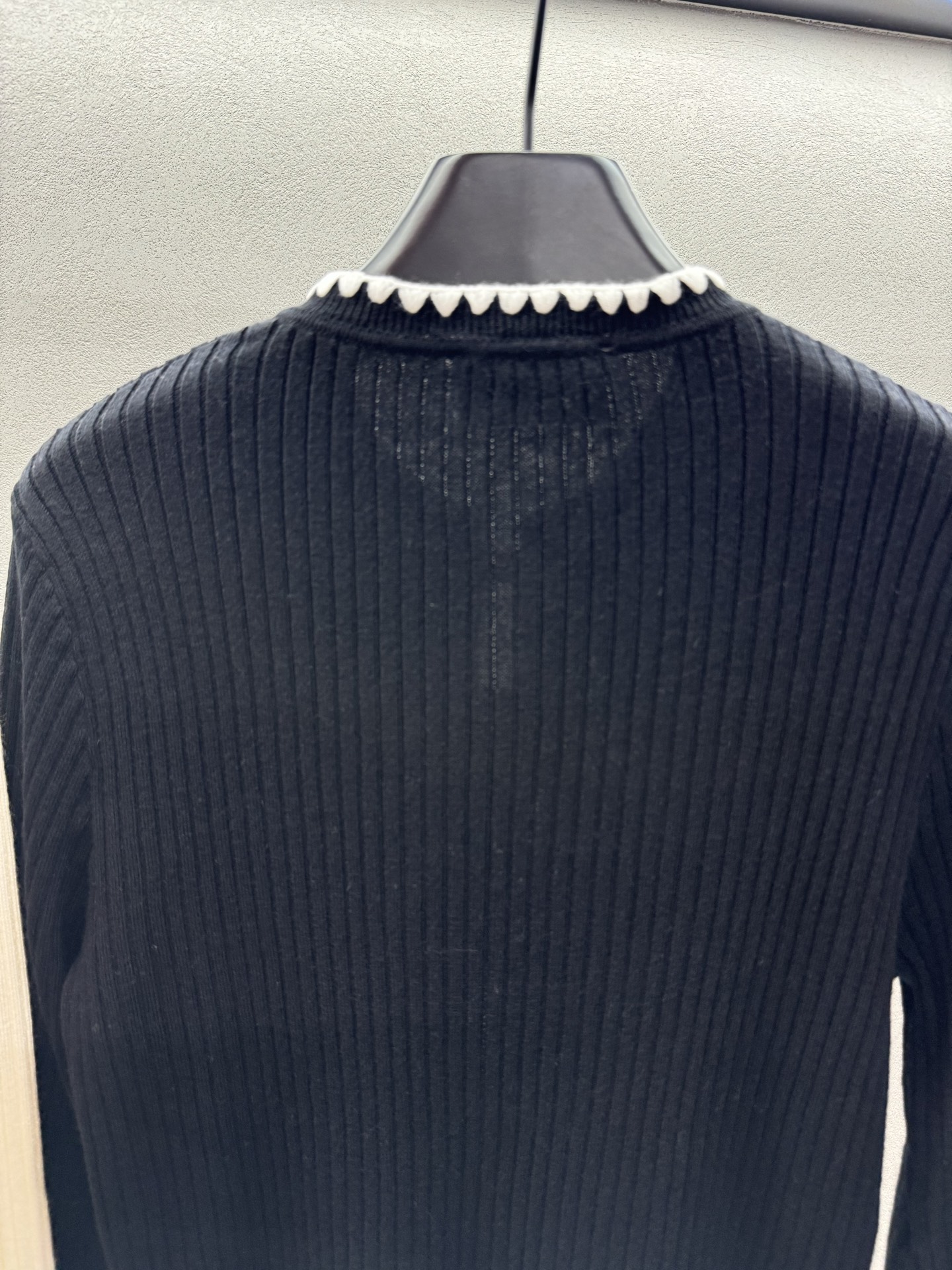 ￼ ❄️2025 Autumn and Winter❄️！chane*，小香中古开衫，又美又有识别度，版