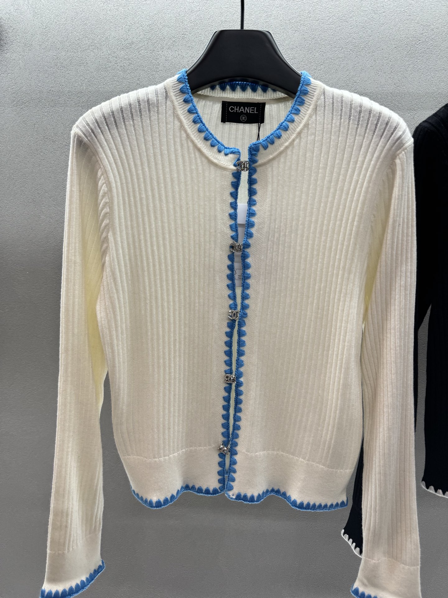 ￼ ❄️2025 Autumn and Winter❄️！chane*，小香中古开衫，又美又有识别度，版