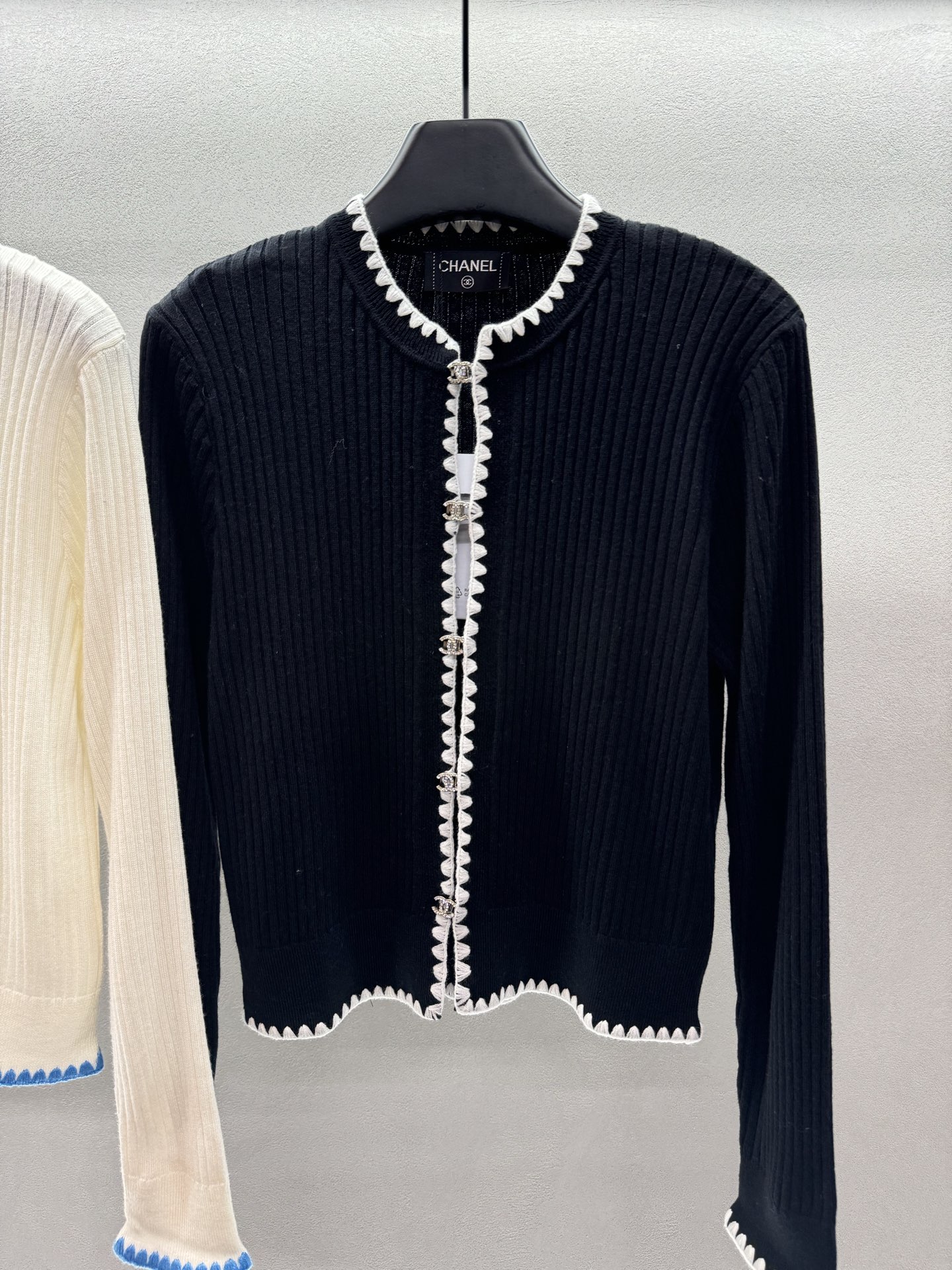 ￼ ❄️2025 Autumn and Winter❄️！chane*，小香中古开衫，又美又有识别度，版