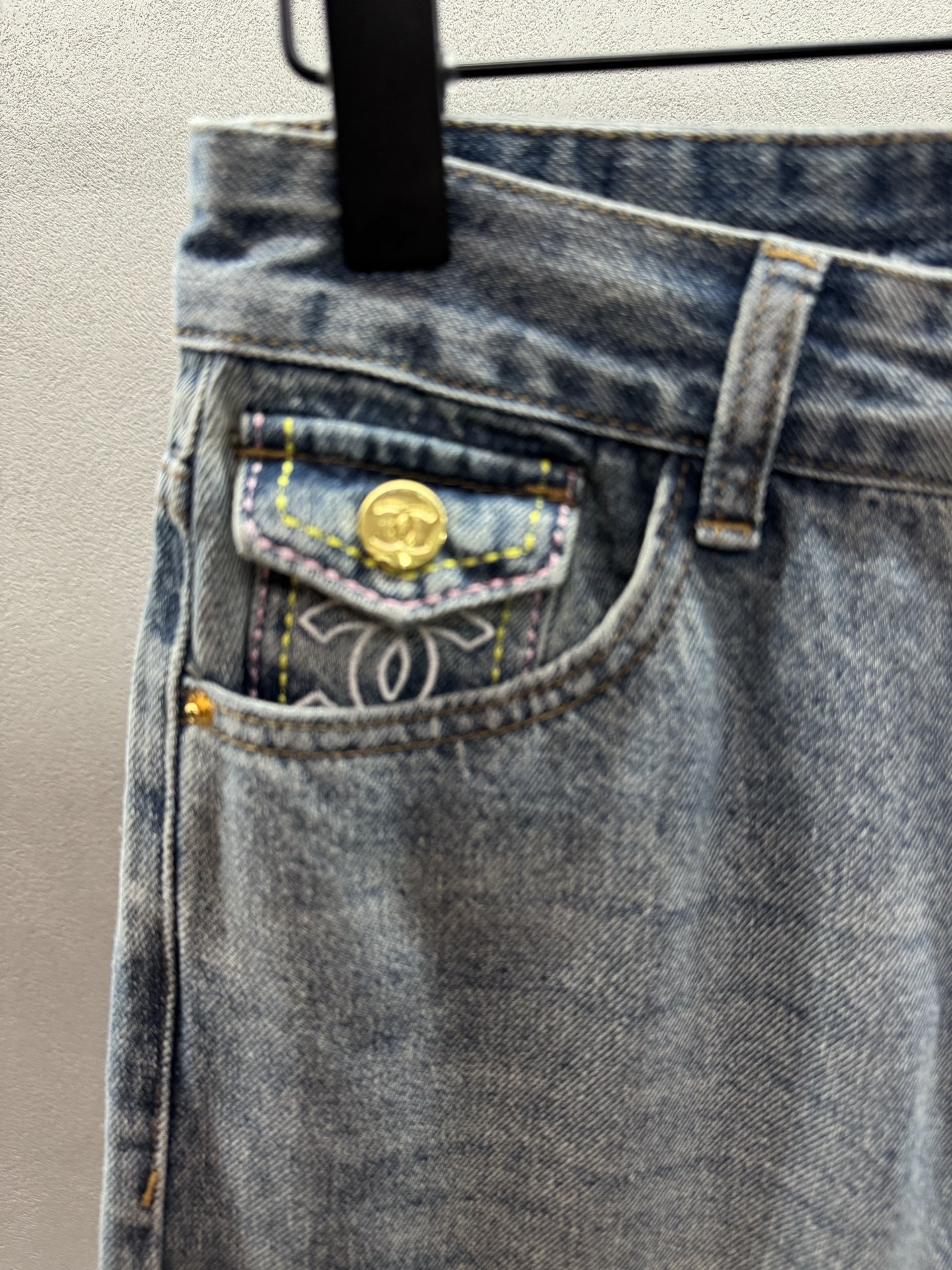 ￼ ❄️2025 Autumn and Winter❄️！小香双兜牛仔长裤，定制秋冬牛仔系面料，面料纹路