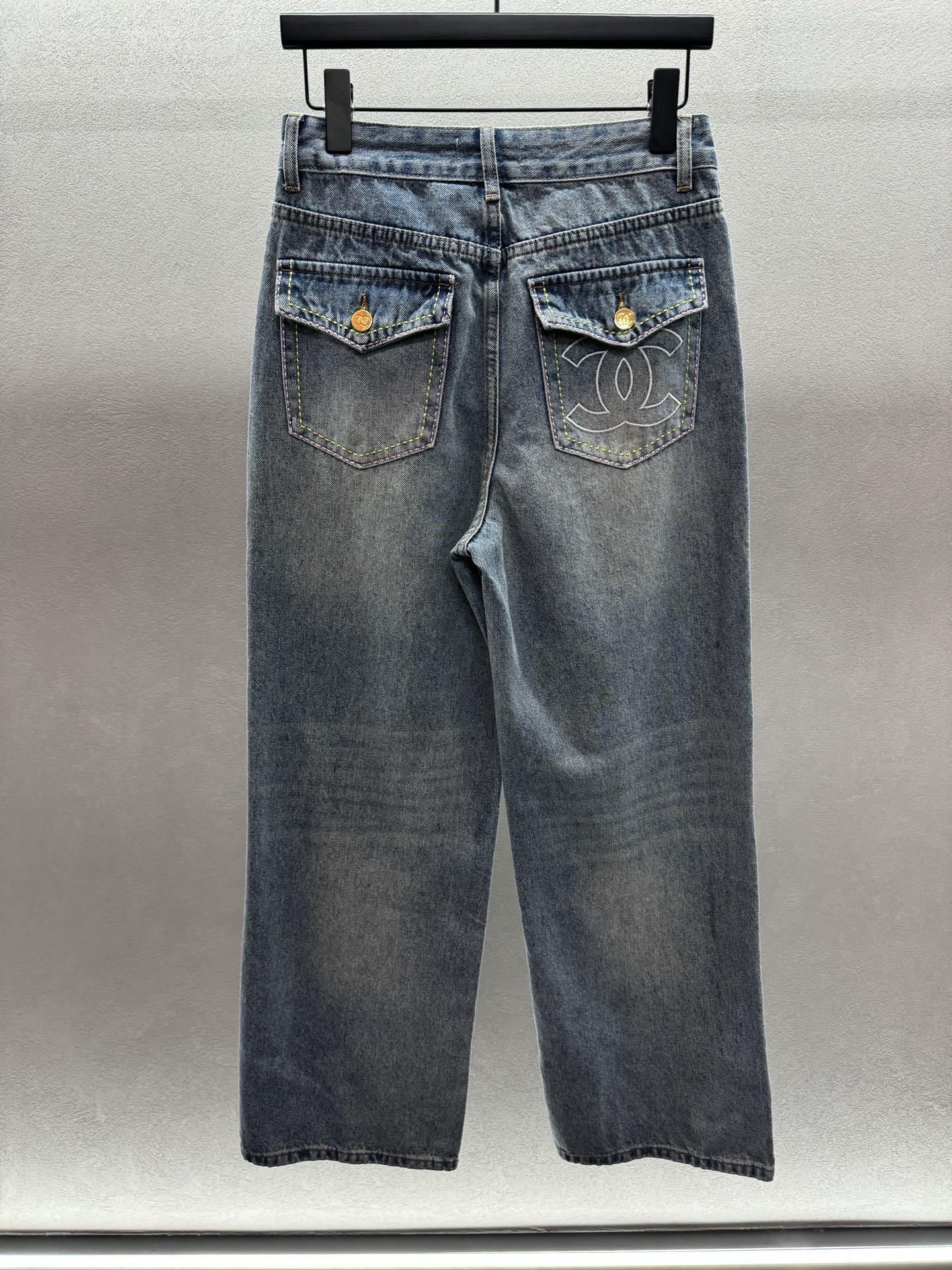 ￼ ❄️2025 Autumn and Winter❄️！小香双兜牛仔长裤，定制秋冬牛仔系面料，面料纹路