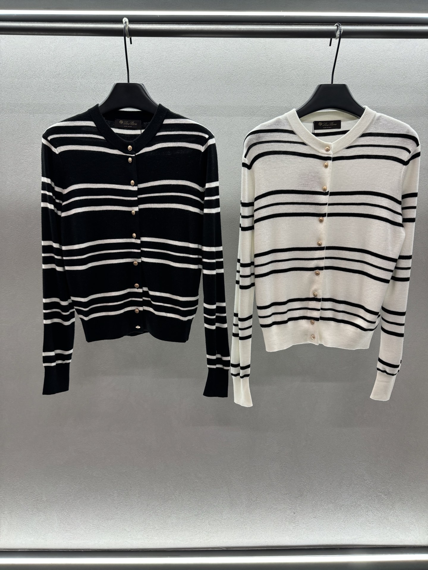 ￼ ❄️2025 Autumn and Winter❄️！LP老钱风条纹开衫，经典黑白配色条纹针织，经典