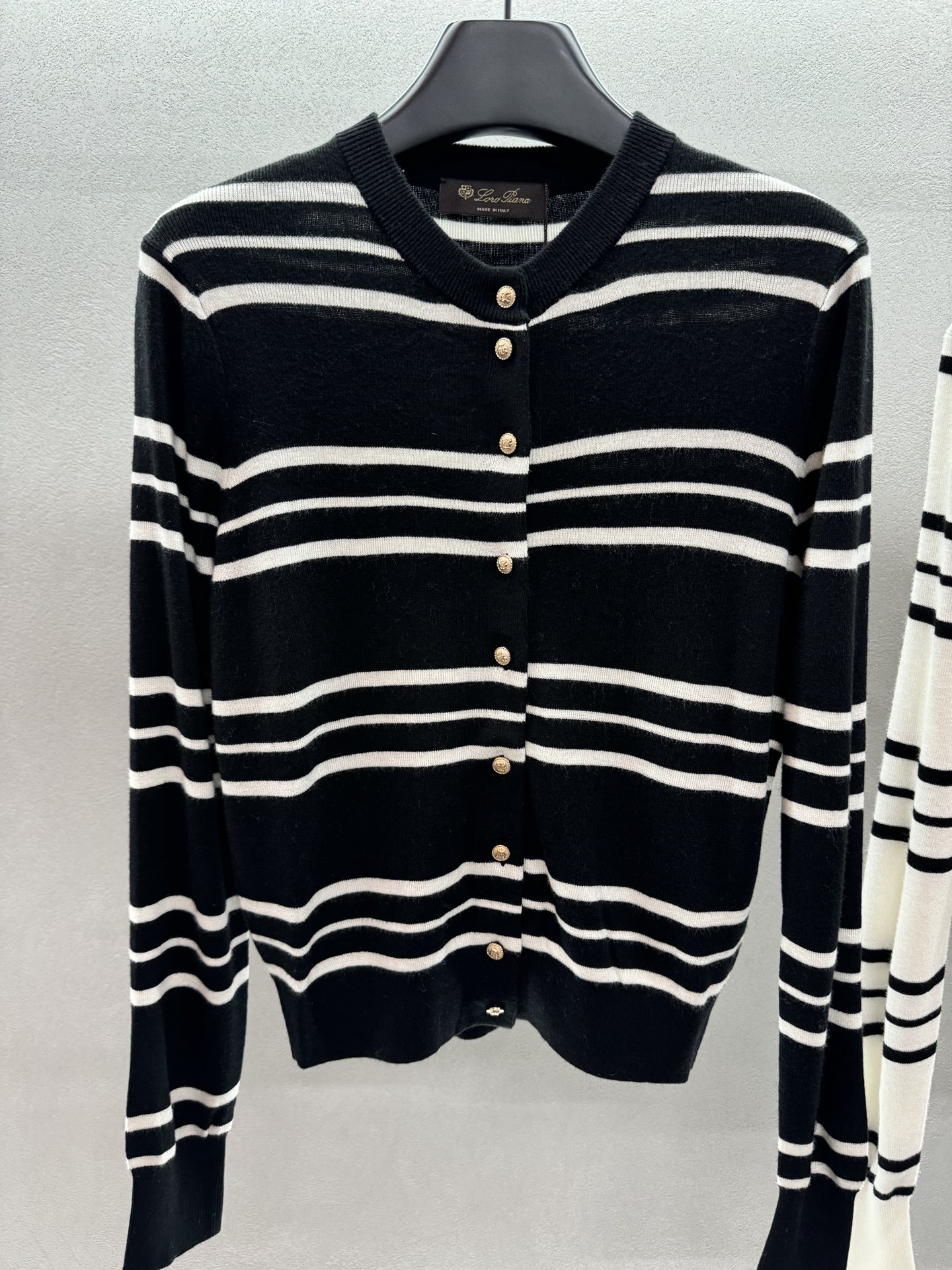 ￼ ❄️2025 Autumn and Winter❄️！LP老钱风条纹开衫，经典黑白配色条纹针织，经典