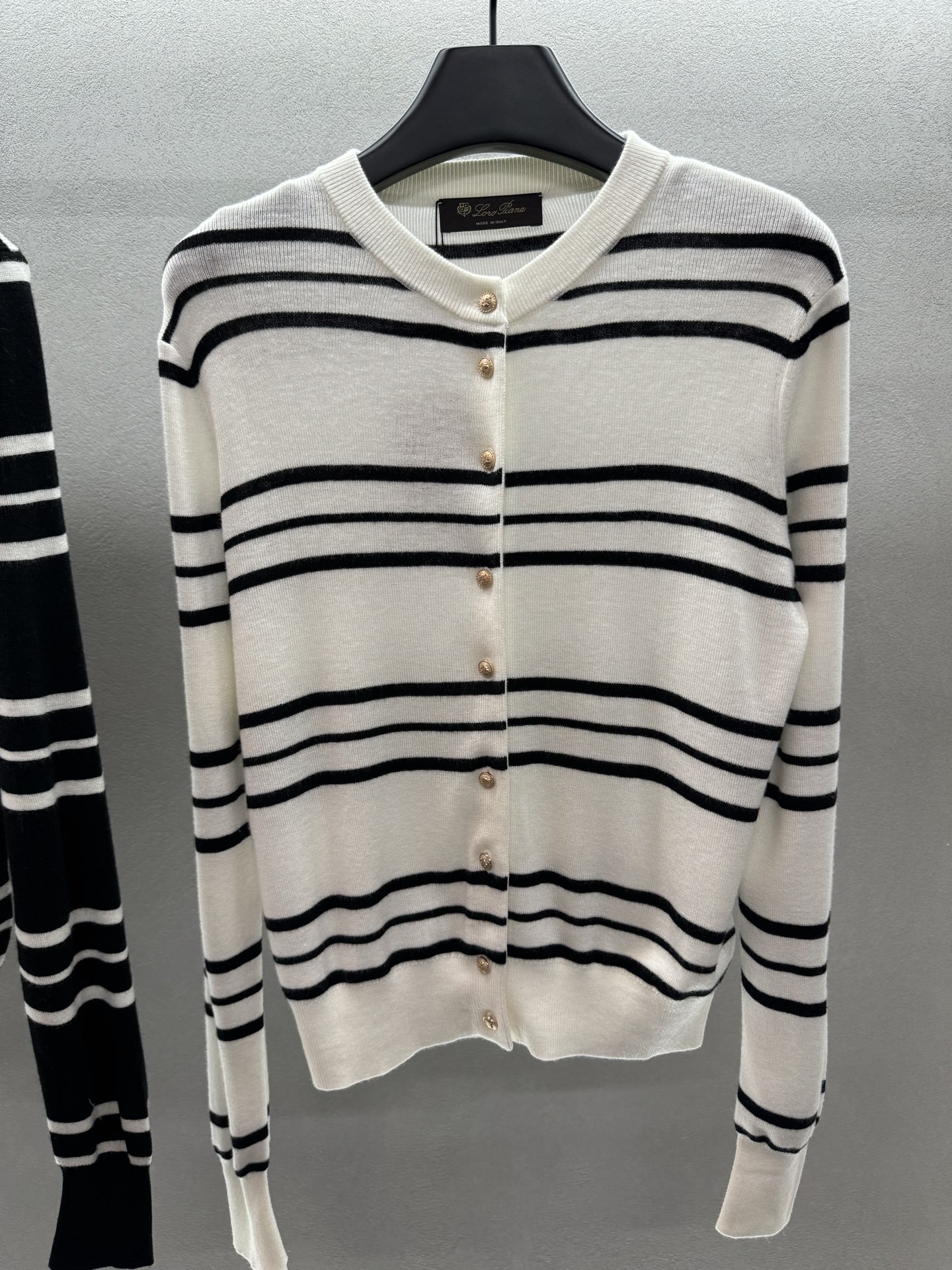 ￼ ❄️2025 Autumn and Winter❄️！LP老钱风条纹开衫，经典黑白配色条纹针织，经典