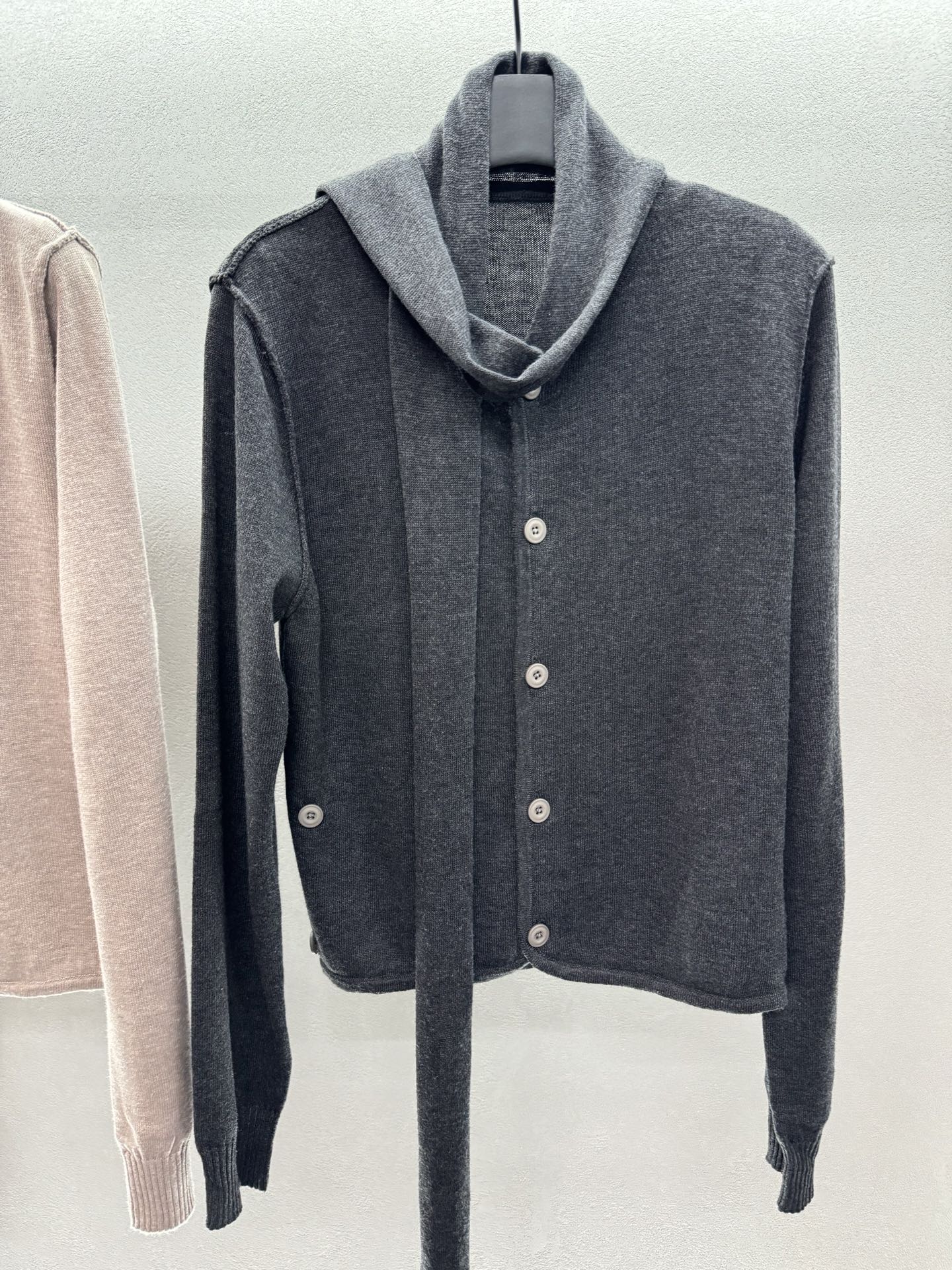 ￼ ❄️2025 Autumn and Winter❄️！Lemair*，羊毛混纺围巾领上衣，老钱风色系