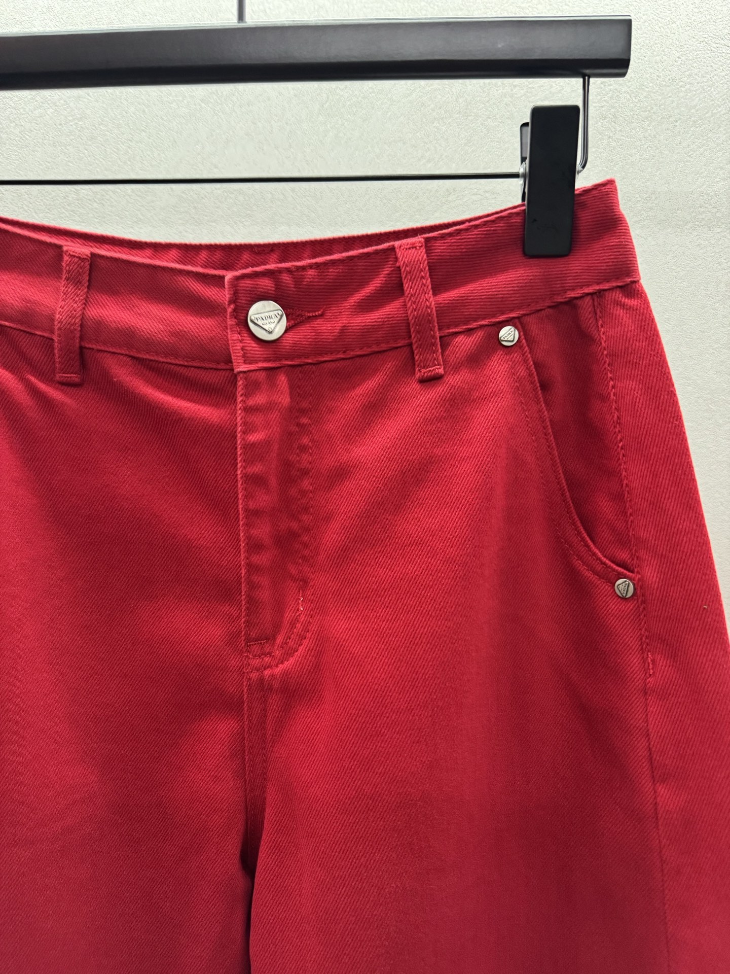 ￼ ❄️2025 Autumn and Winter❄️！Pra*da，枸杞红弯刀裤，红色高腰设计，垂坠