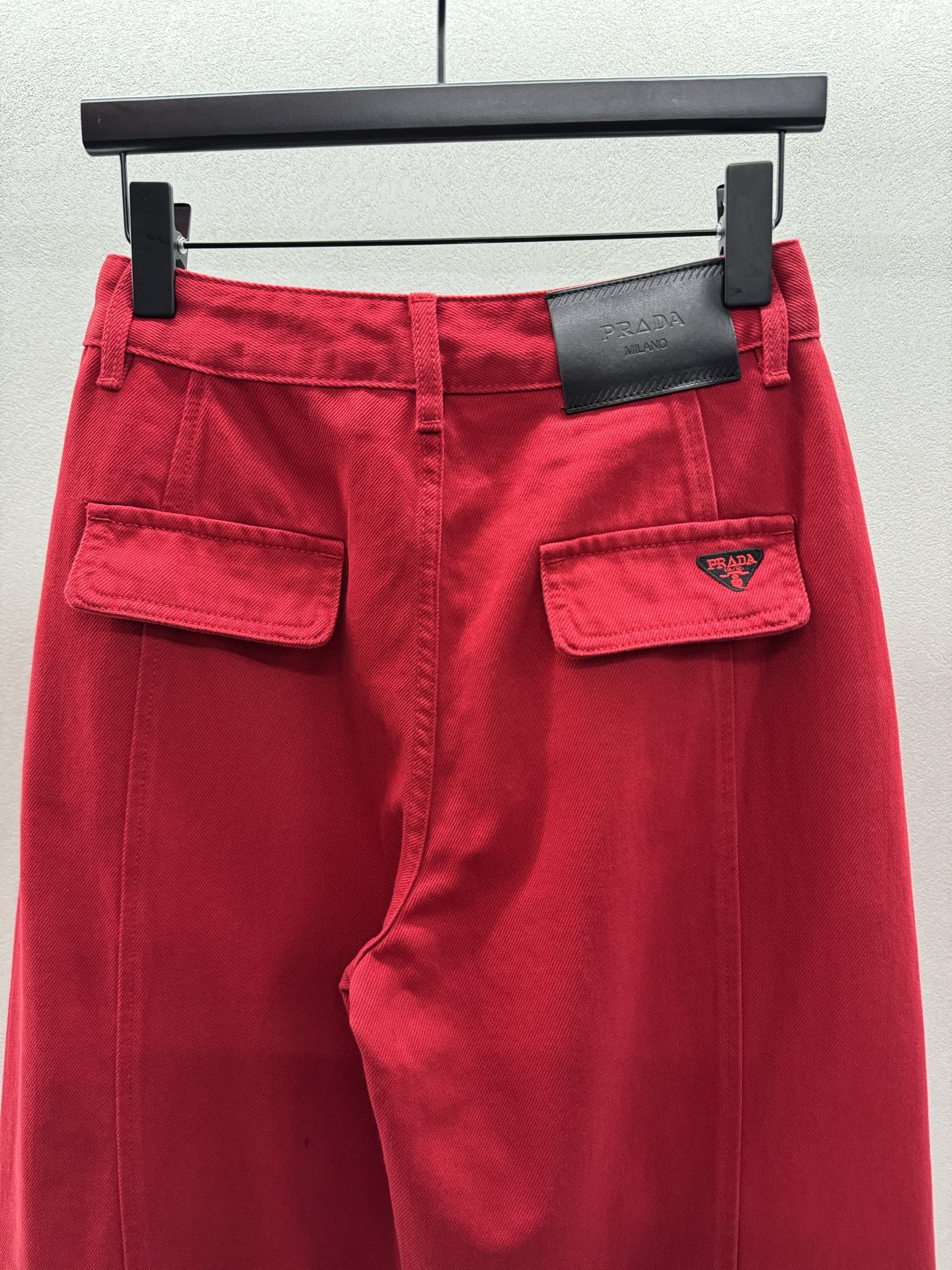 ￼ ❄️2025 Autumn and Winter❄️！Pra*da，枸杞红弯刀裤，红色高腰设计，垂坠