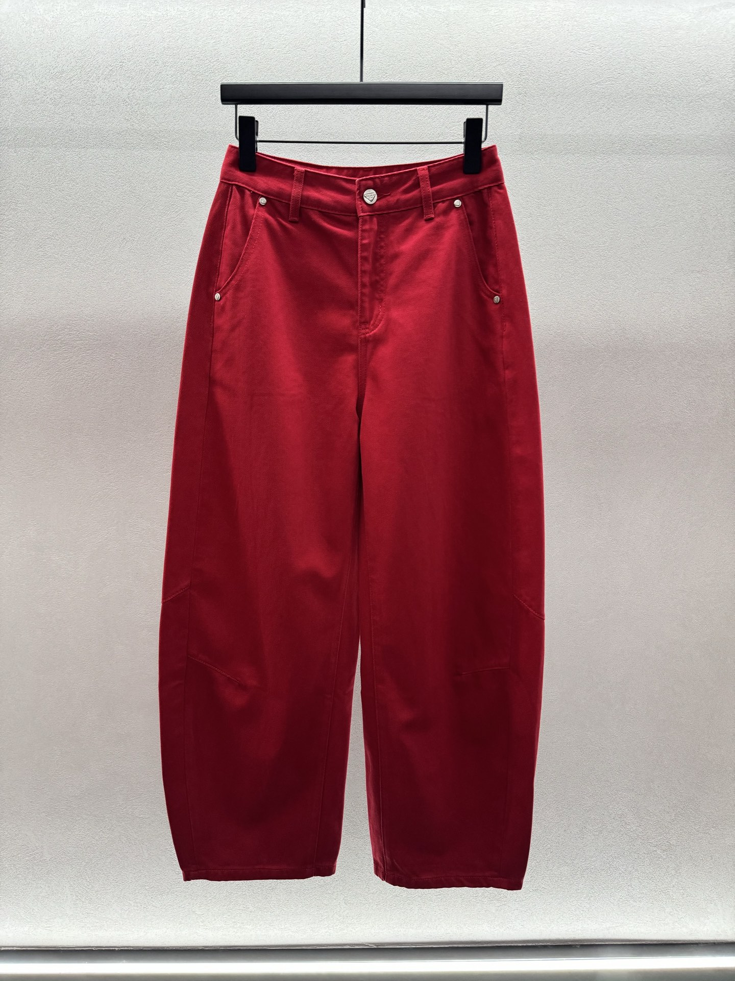 ￼ ❄️2025 Autumn and Winter❄️！Pra*da，枸杞红弯刀裤，红色高腰设计，垂坠