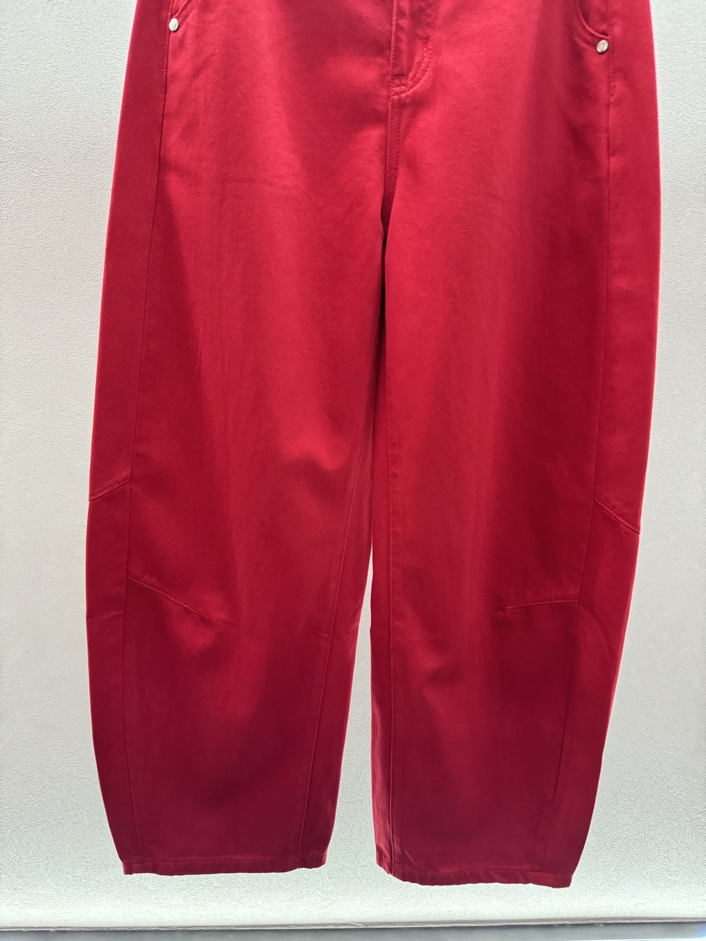 ￼ ❄️2025 Autumn and Winter❄️！Pra*da，枸杞红弯刀裤，红色高腰设计，垂坠