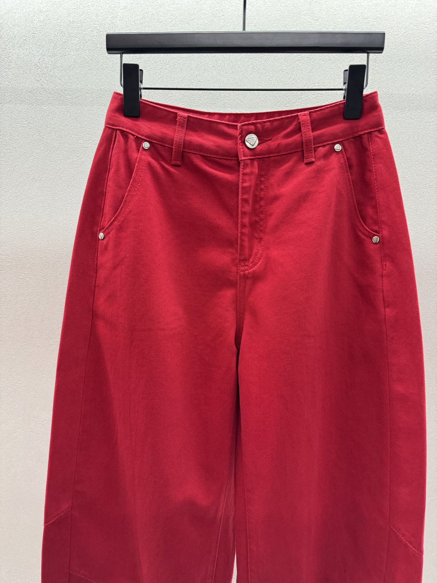 ￼ ❄️2025 Autumn and Winter❄️！Pra*da，枸杞红弯刀裤，红色高腰设计，垂坠