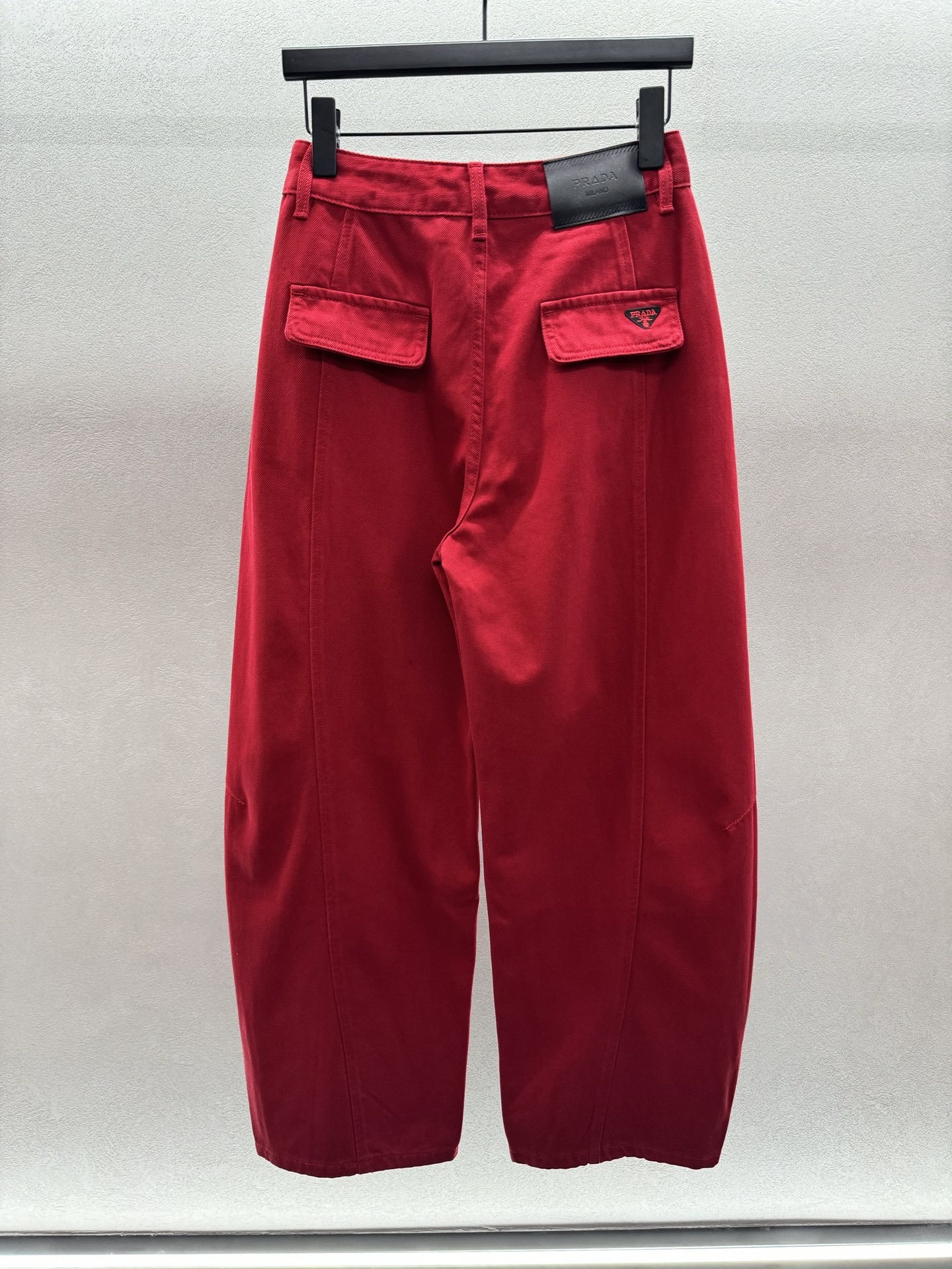 ￼ ❄️2025 Autumn and Winter❄️！Pra*da，枸杞红弯刀裤，红色高腰设计，垂坠