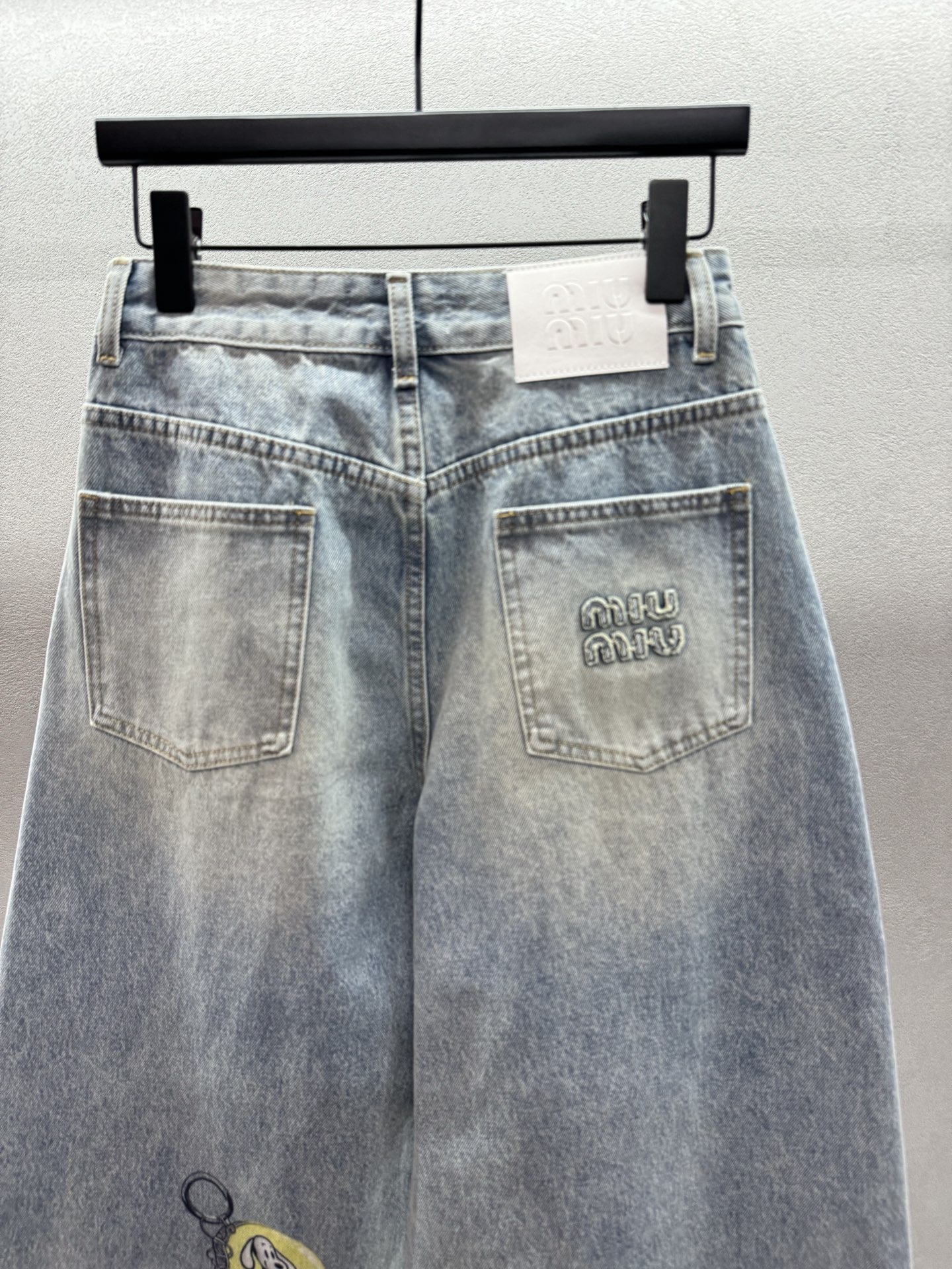 ￼ ❄️2025 Autumn and Winter❄️！MIU钥匙链弯刀裤，采用牛仔全棉材质，酵素洗水