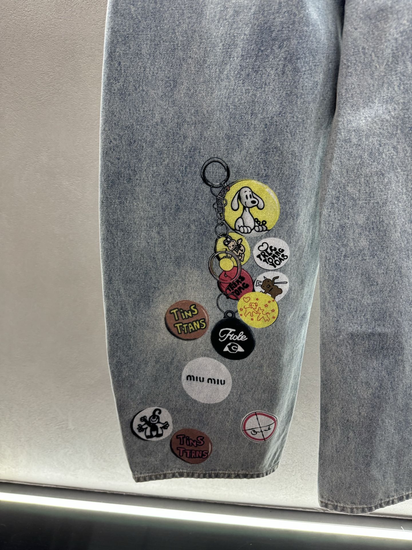 ￼ ❄️2025 Autumn and Winter❄️！MIU钥匙链弯刀裤，采用牛仔全棉材质，酵素洗水