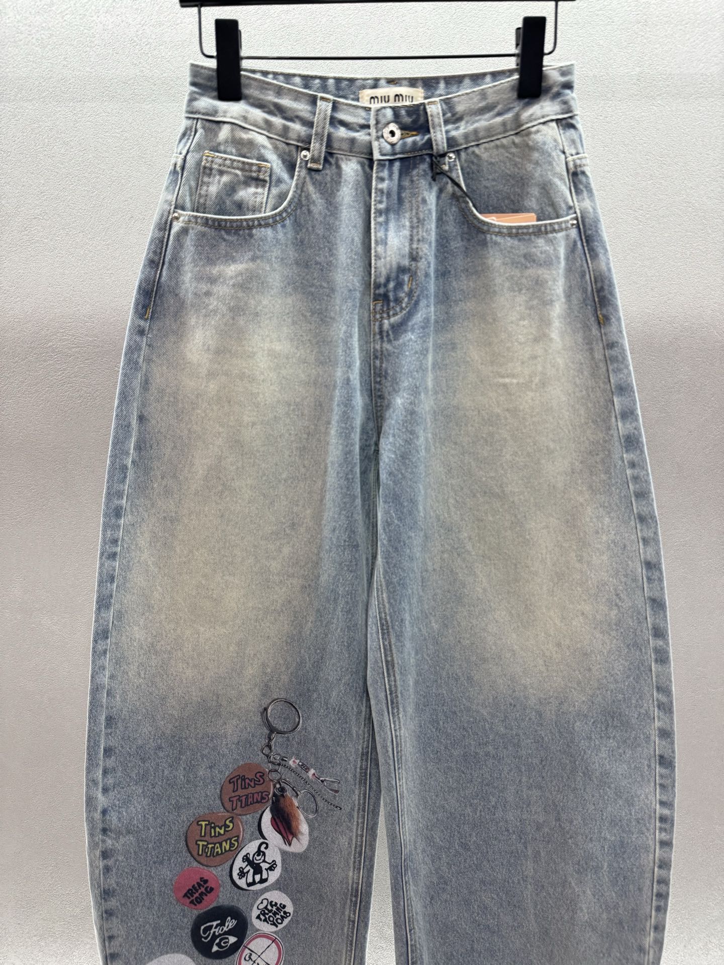 ￼ ❄️2025 Autumn and Winter❄️！MIU钥匙链弯刀裤，采用牛仔全棉材质，酵素洗水