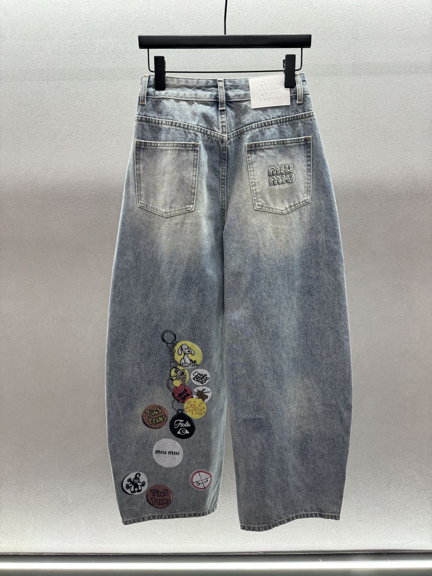 ￼ ❄️2025 Autumn and Winter❄️！MIU钥匙链弯刀裤，采用牛仔全棉材质，酵素洗水