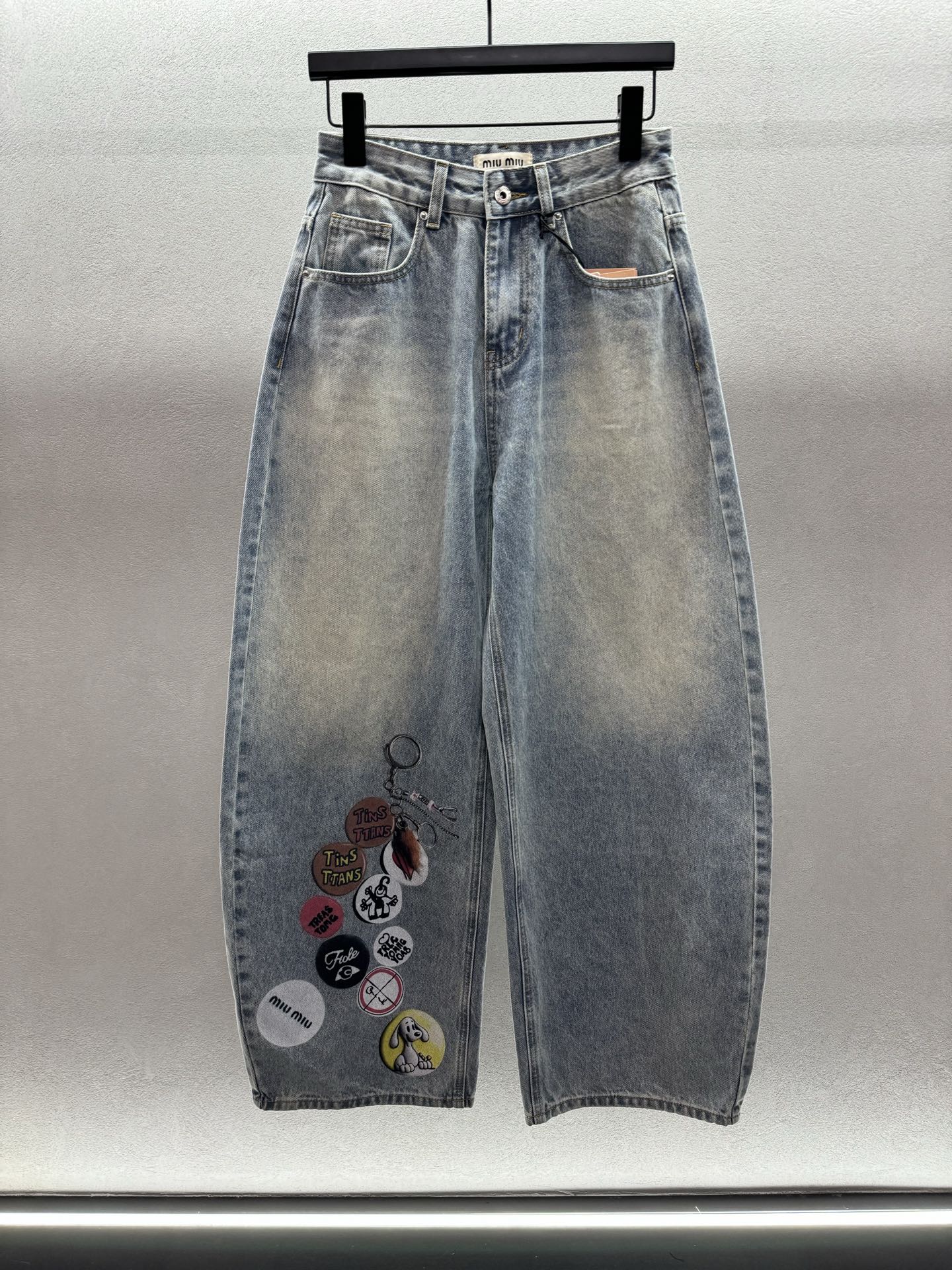 ￼ ❄️2025 Autumn and Winter❄️！MIU钥匙链弯刀裤，采用牛仔全棉材质，酵素洗水