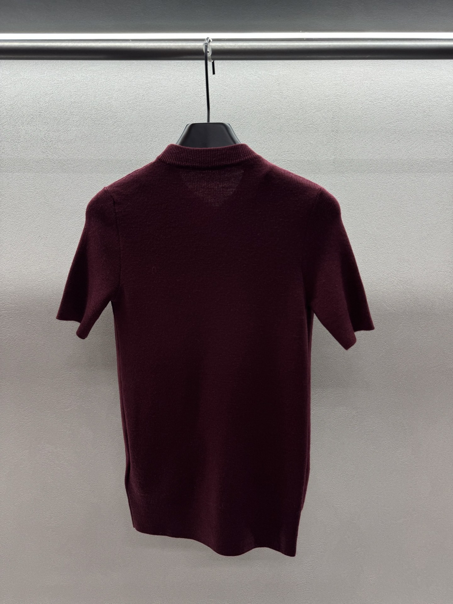 ￼ ❄️2025 Autumn and Winter❄️！Pra*da，原版1:1 酒红短袖针织，链条装