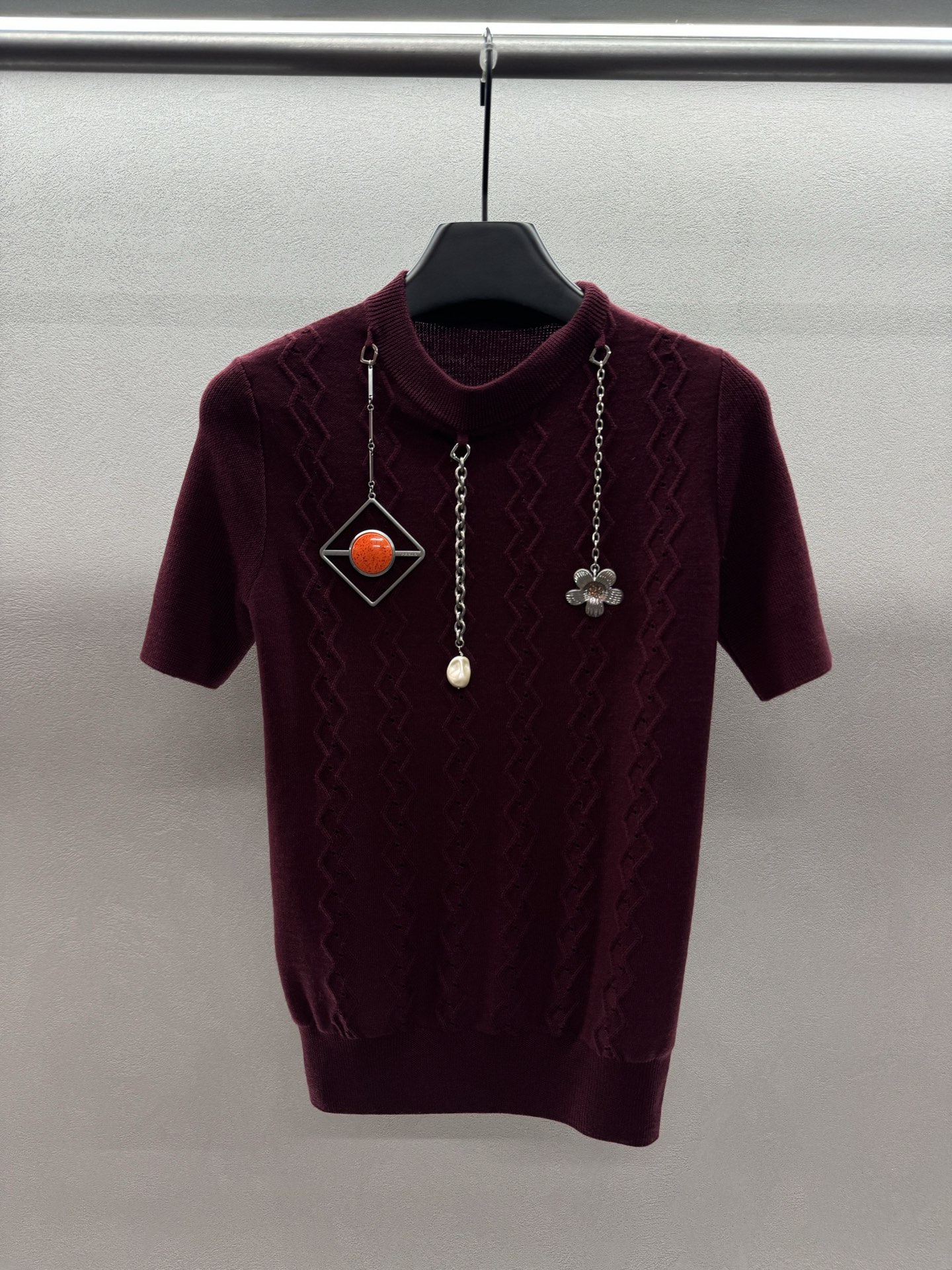 ￼ ❄️2025 Autumn and Winter❄️！Pra*da，原版1:1 酒红短袖针织，链条装