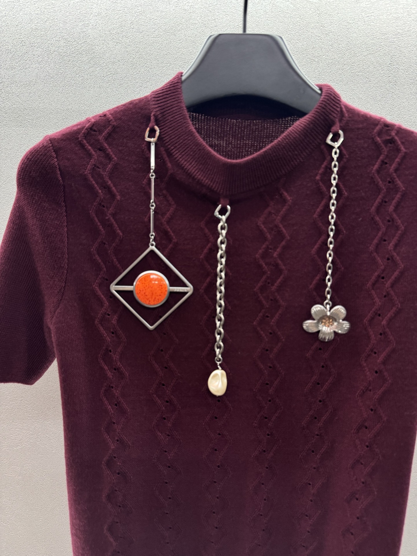 ￼ ❄️2025 Autumn and Winter❄️！Pra*da，原版1:1 酒红短袖针织，链条装