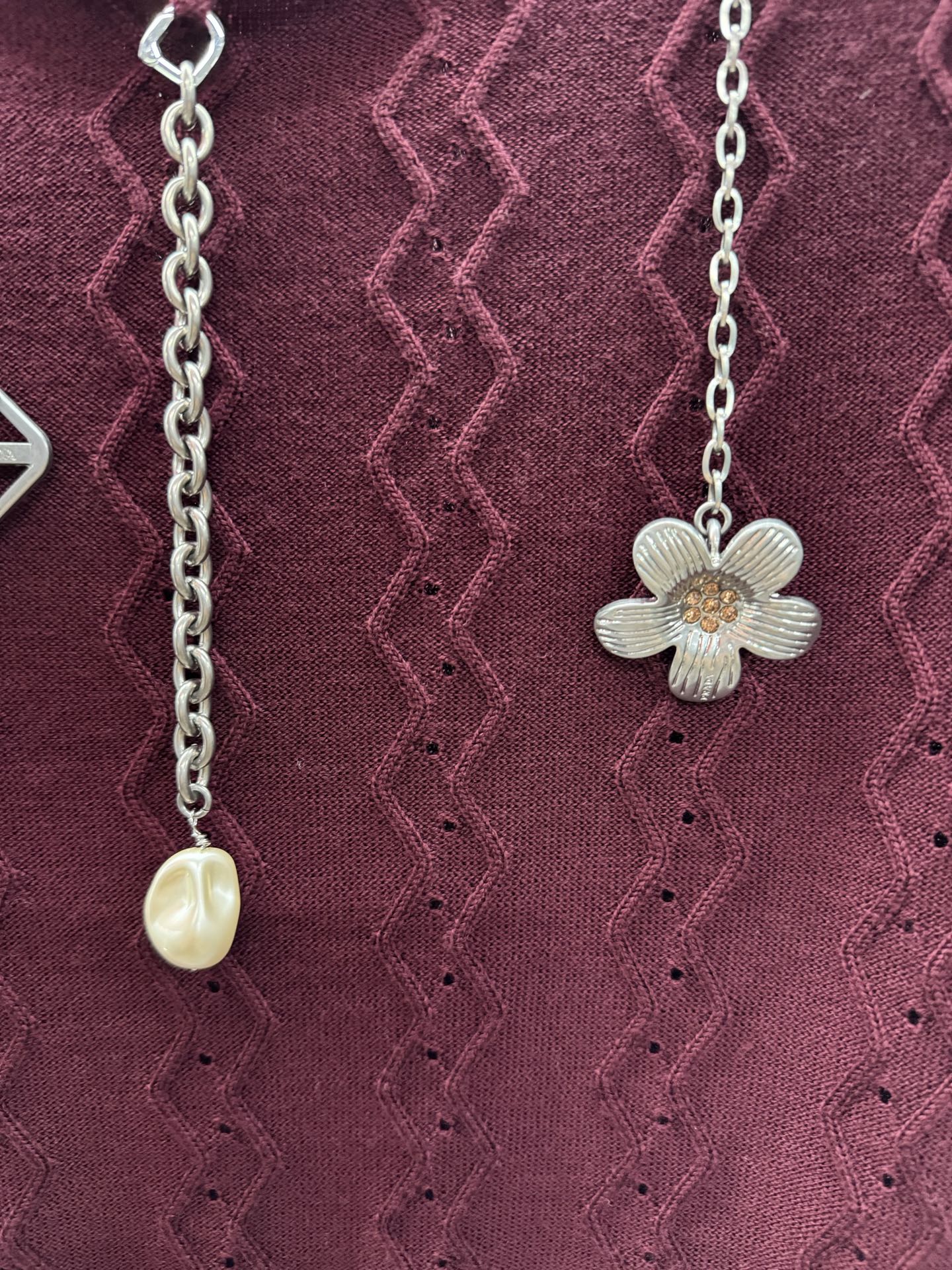 ￼ ❄️2025 Autumn and Winter❄️！Pra*da，原版1:1 酒红短袖针织，链条装