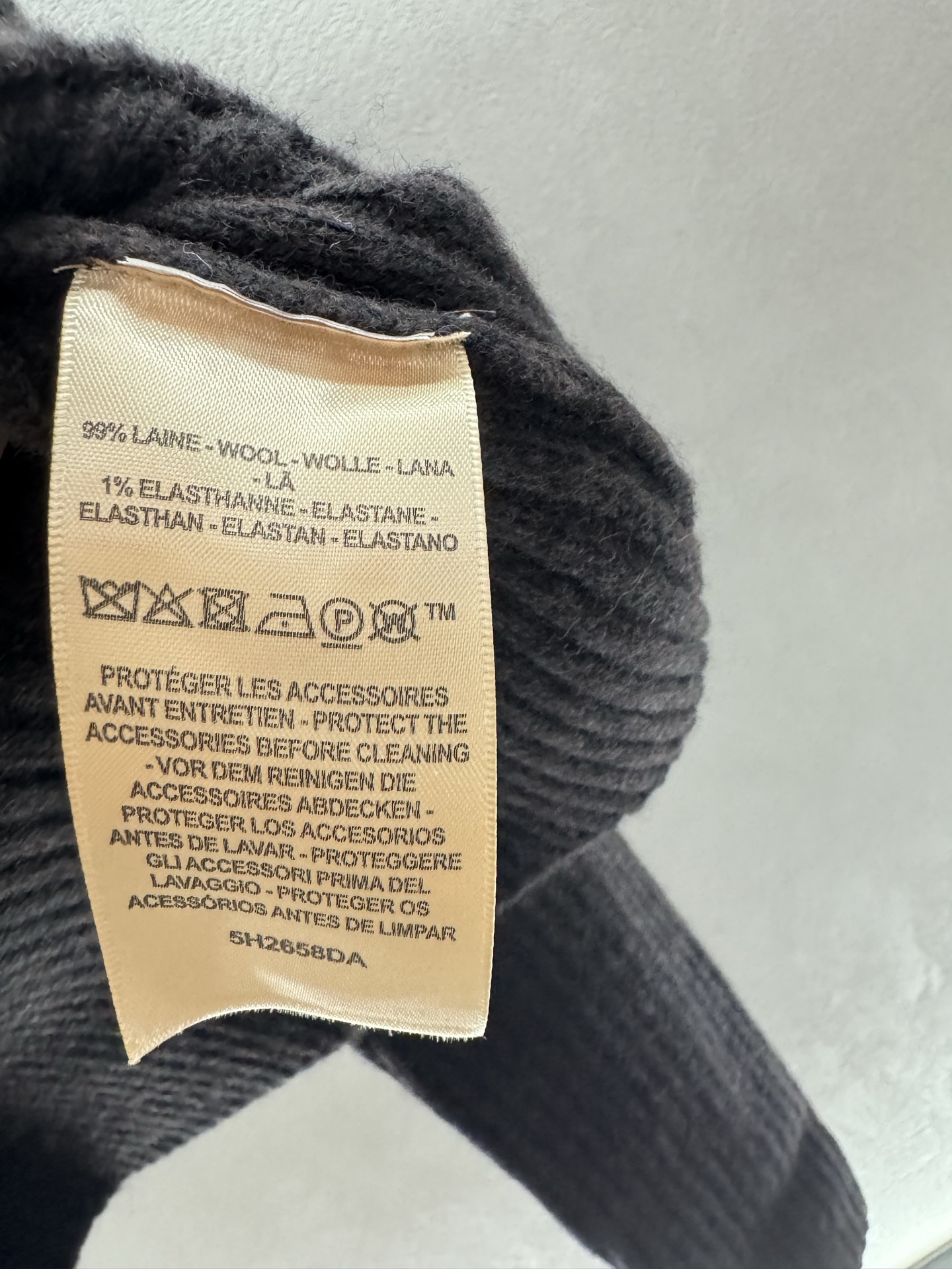 ￼ ❄️2025 Autumn and Winter❄️！H🏠，半高领斜肩拉链毛衣，面料亲肤柔软，落肩设