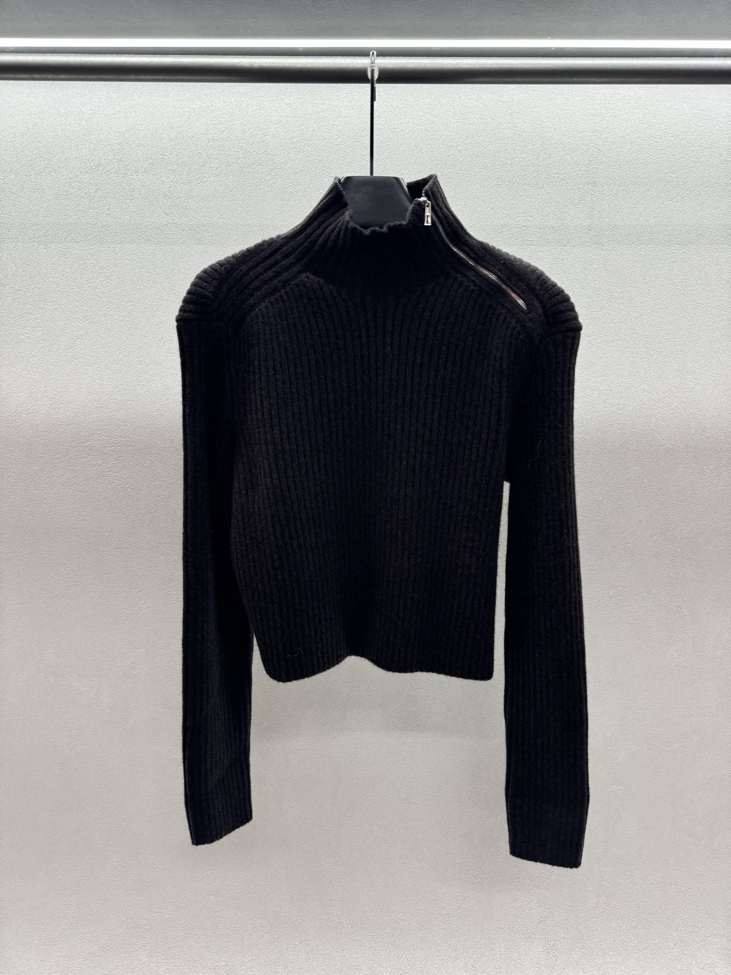 ￼ ❄️2025 Autumn and Winter❄️！H🏠，半高领斜肩拉链毛衣，面料亲肤柔软，落肩设