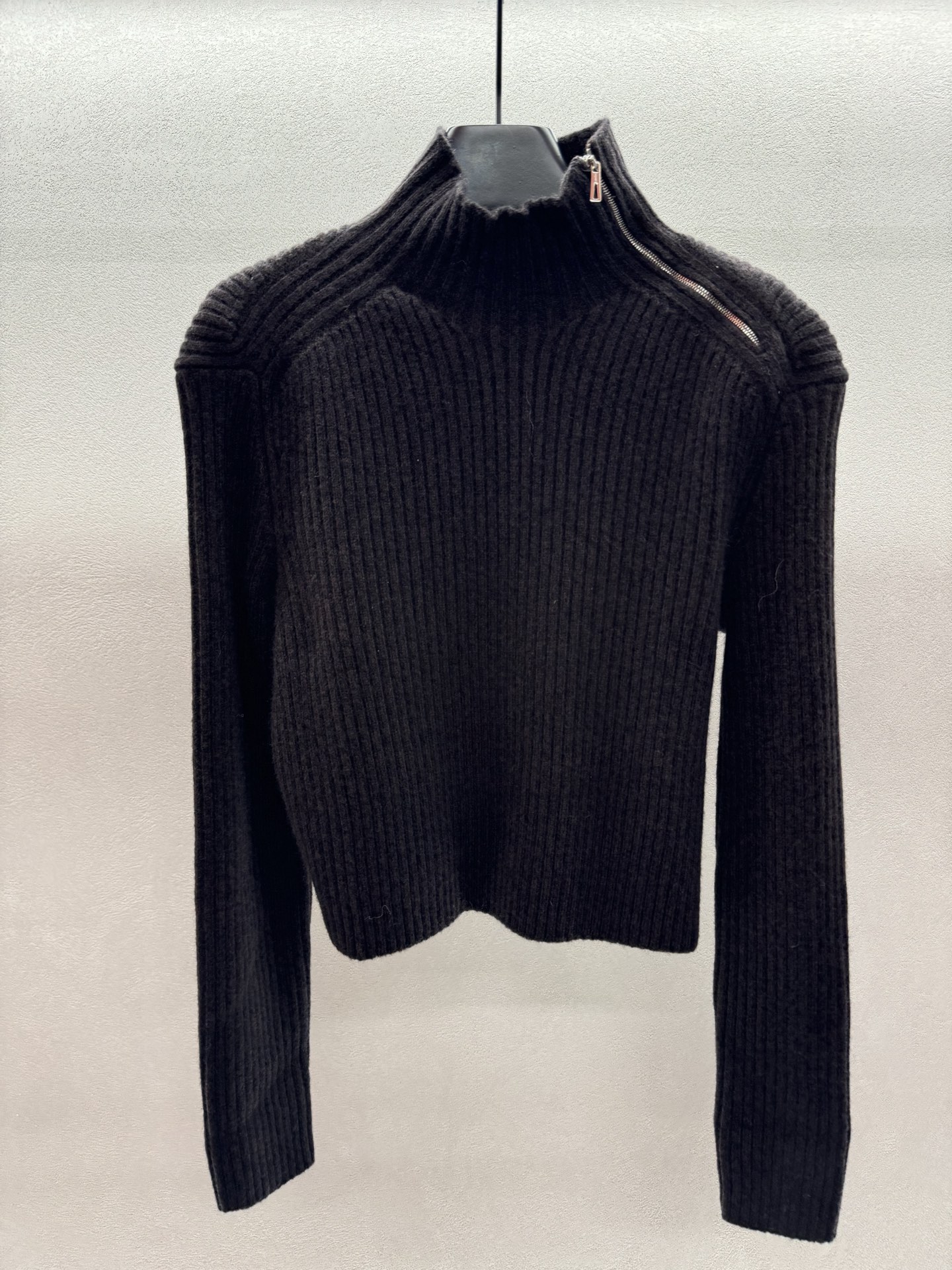 ￼ ❄️2025 Autumn and Winter❄️！H🏠，半高领斜肩拉链毛衣，面料亲肤柔软，落肩设