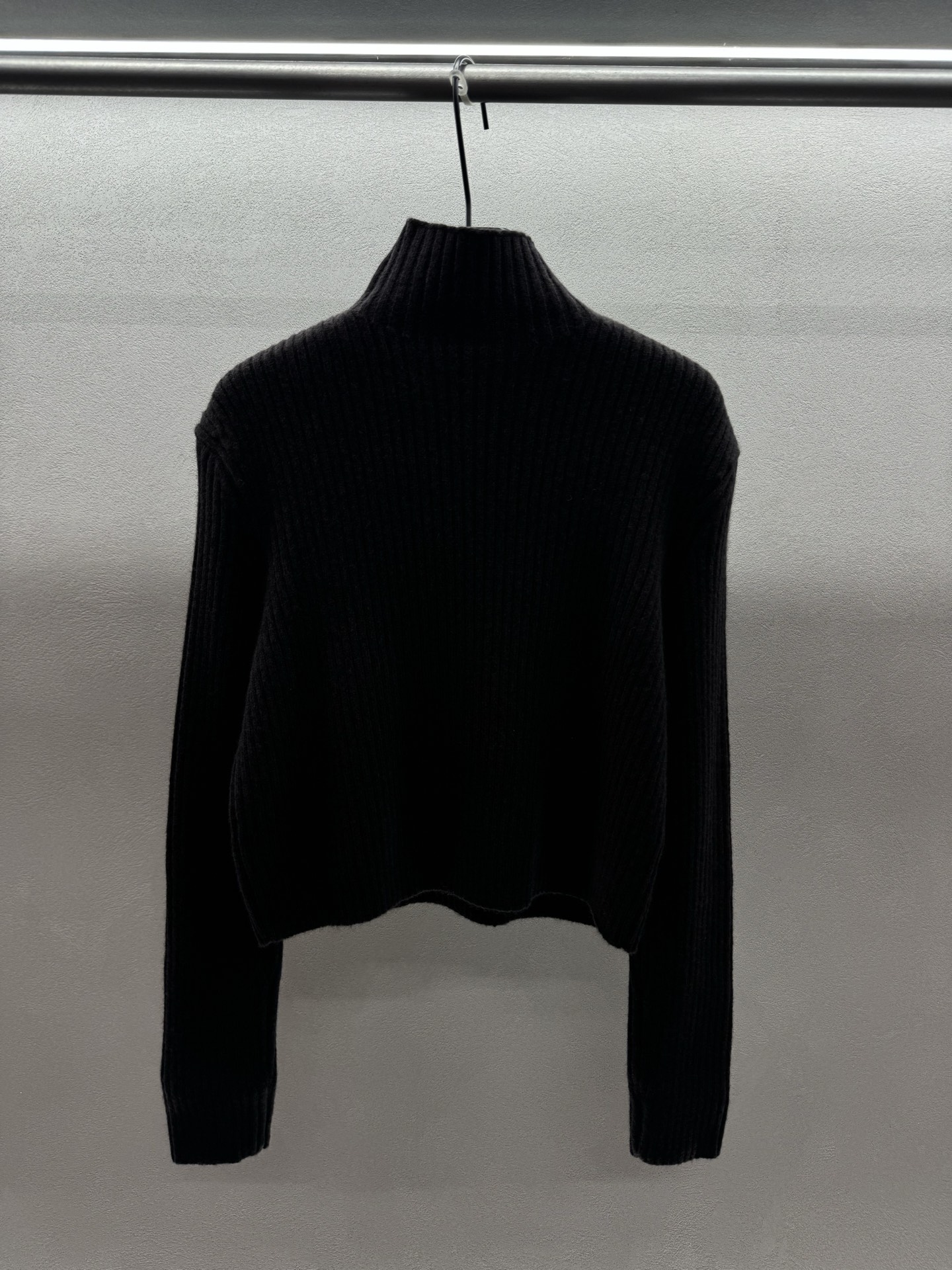 ￼ ❄️2025 Autumn and Winter❄️！H🏠，半高领斜肩拉链毛衣，面料亲肤柔软，落肩设