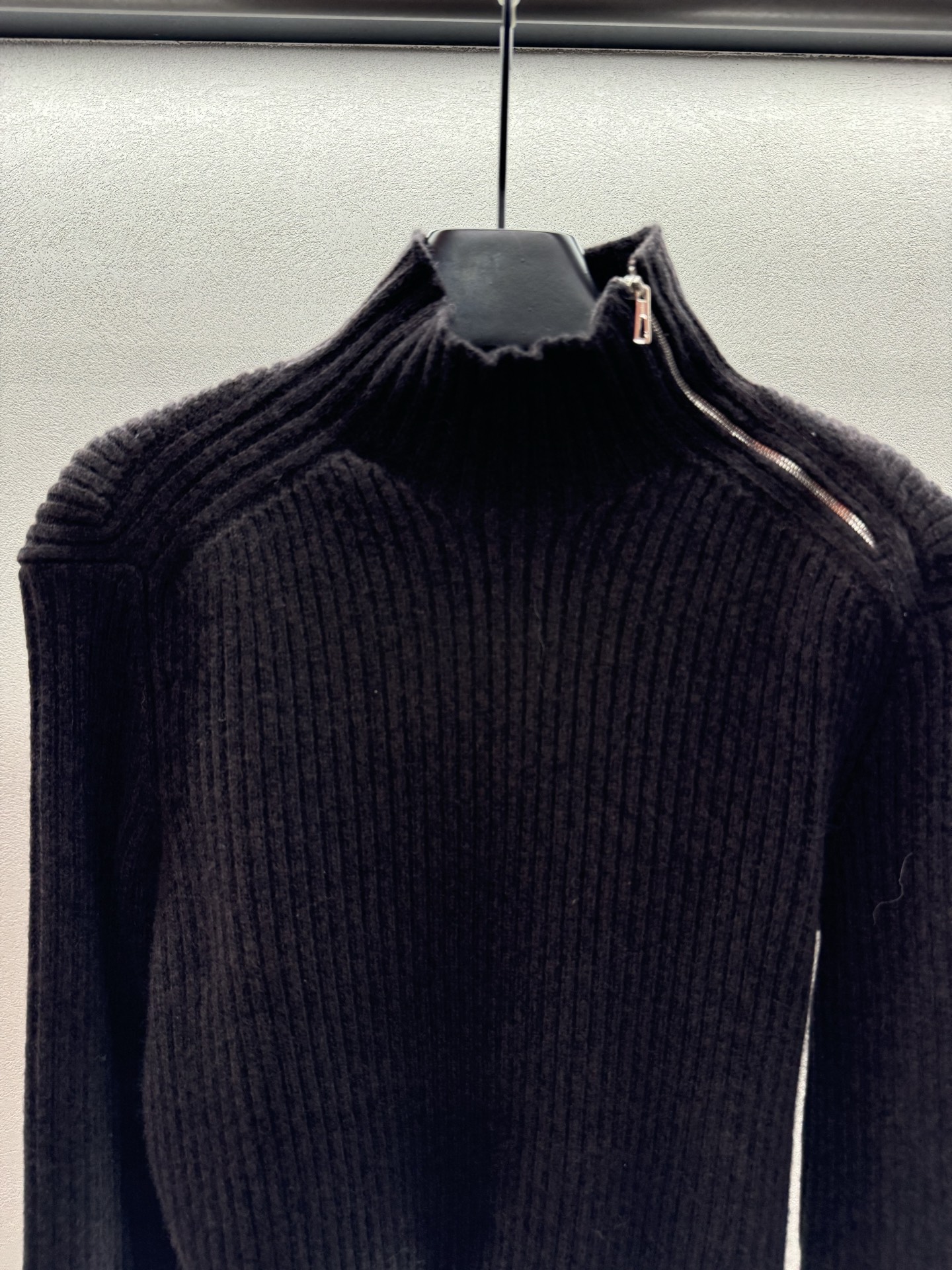 ￼ ❄️2025 Autumn and Winter❄️！H🏠，半高领斜肩拉链毛衣，面料亲肤柔软，落肩设