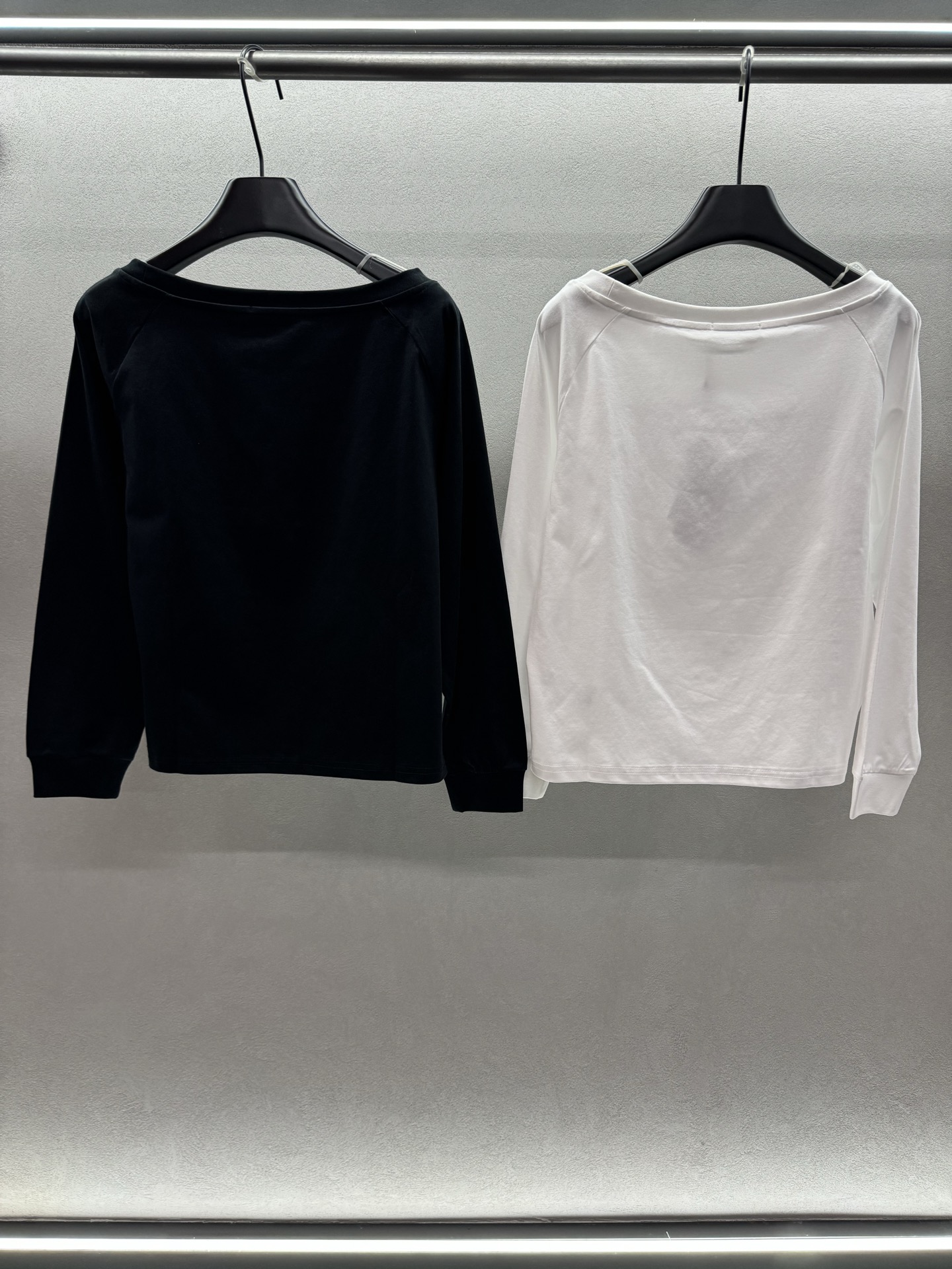 ￼ ❄️2025 Autumn and Winter❄️！克罗*心，斜肩烫钻上衣，小心机设计，斜肩露肩，