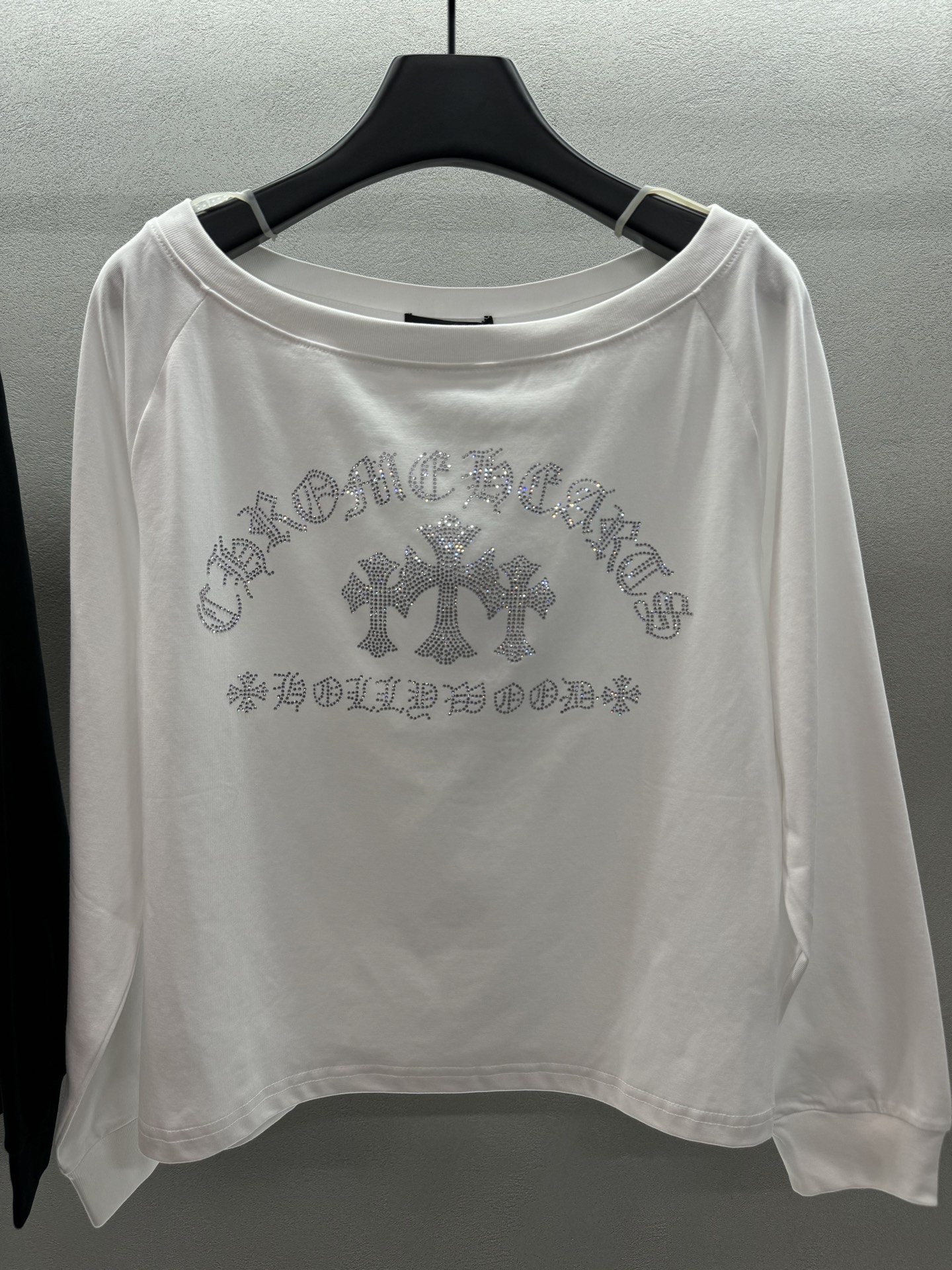 ￼ ❄️2025 Autumn and Winter❄️！克罗*心，斜肩烫钻上衣，小心机设计，斜肩露肩，