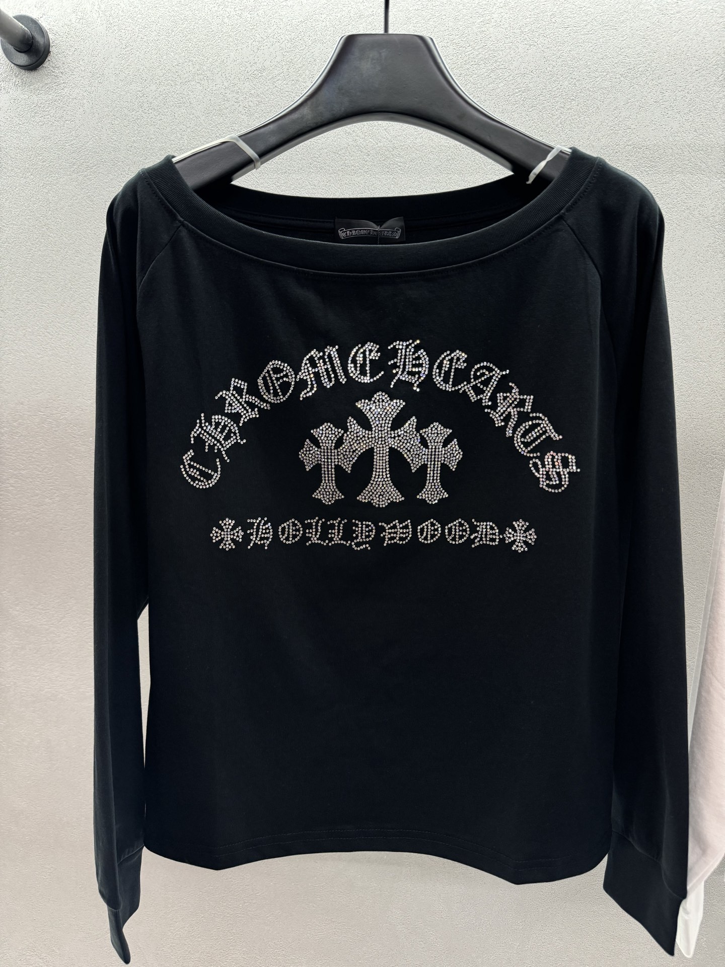 ￼ ❄️2025 Autumn and Winter❄️！克罗*心，斜肩烫钻上衣，小心机设计，斜肩露肩，