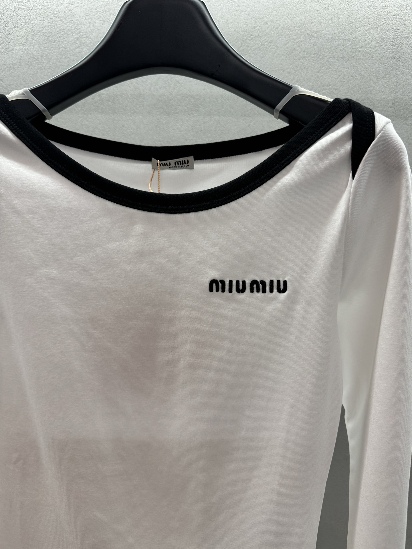 ￼ ❄️2025 Autumn and Winter❄️！MiuMi*u，撞色一字领长袖，超级遮肉显瘦，