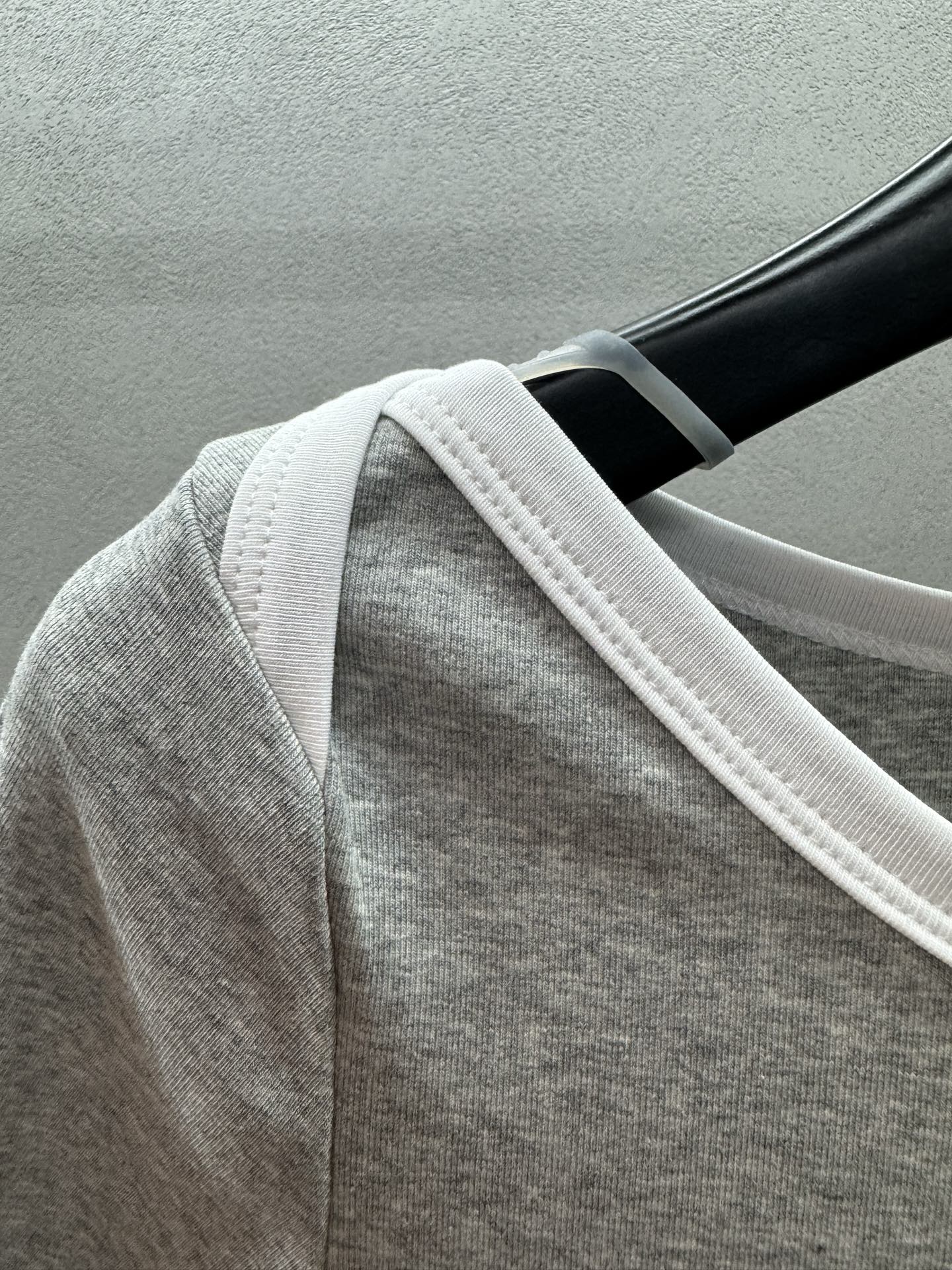 ￼ ❄️2025 Autumn and Winter❄️！MiuMi*u，撞色一字领长袖，超级遮肉显瘦，