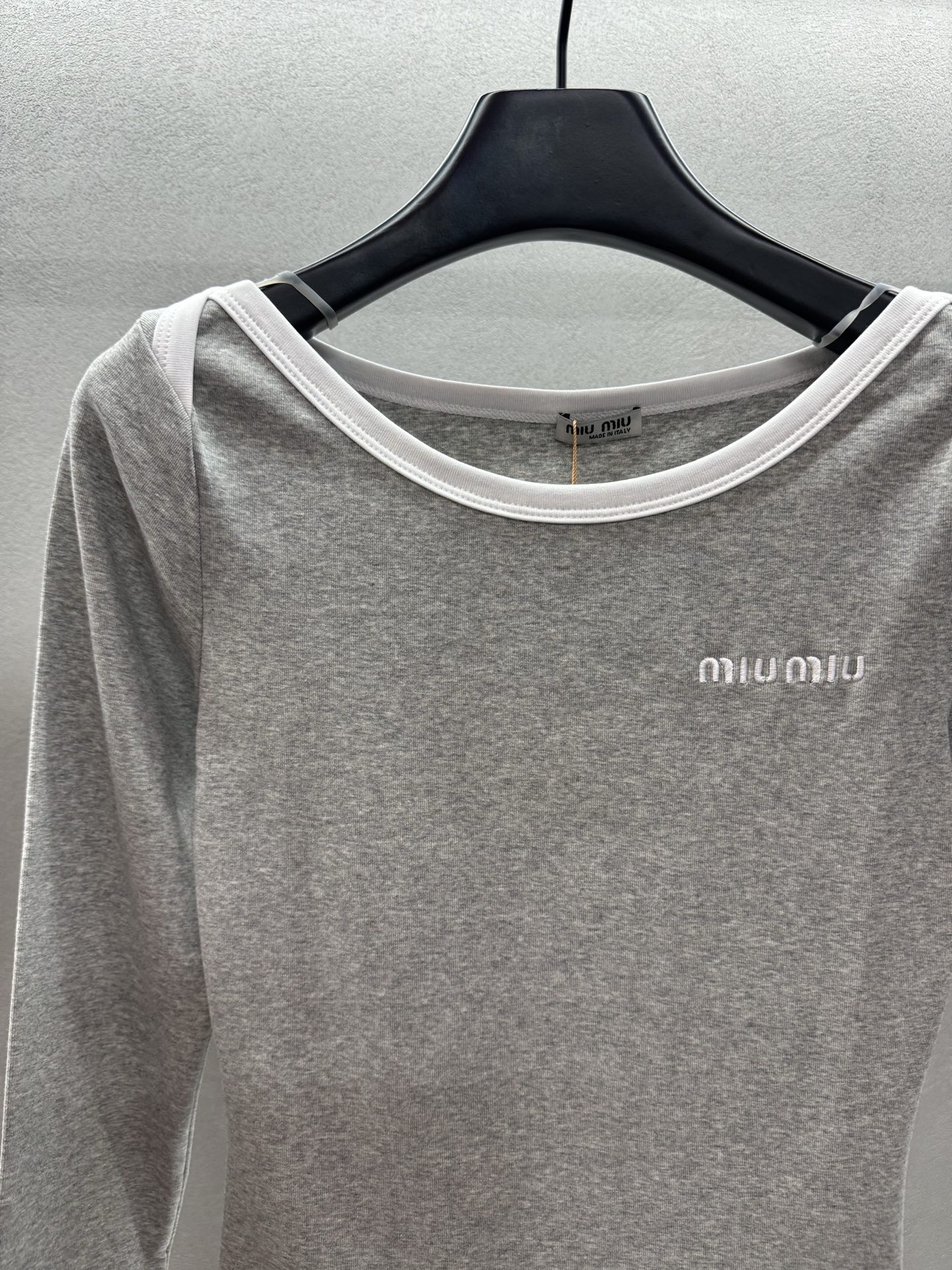 ￼ ❄️2025 Autumn and Winter❄️！MiuMi*u，撞色一字领长袖，超级遮肉显瘦，