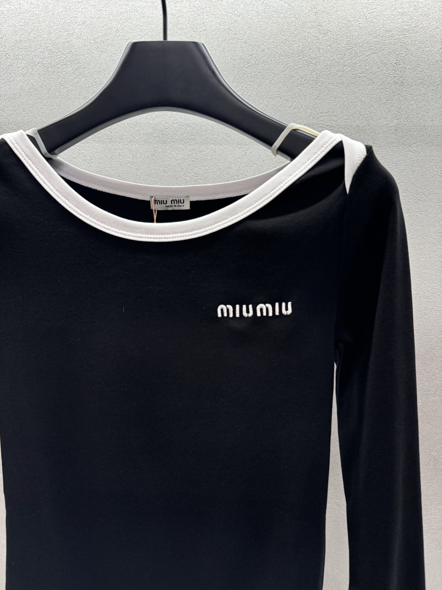 ￼ ❄️2025 Autumn and Winter❄️！MiuMi*u，撞色一字领长袖，超级遮肉显瘦，