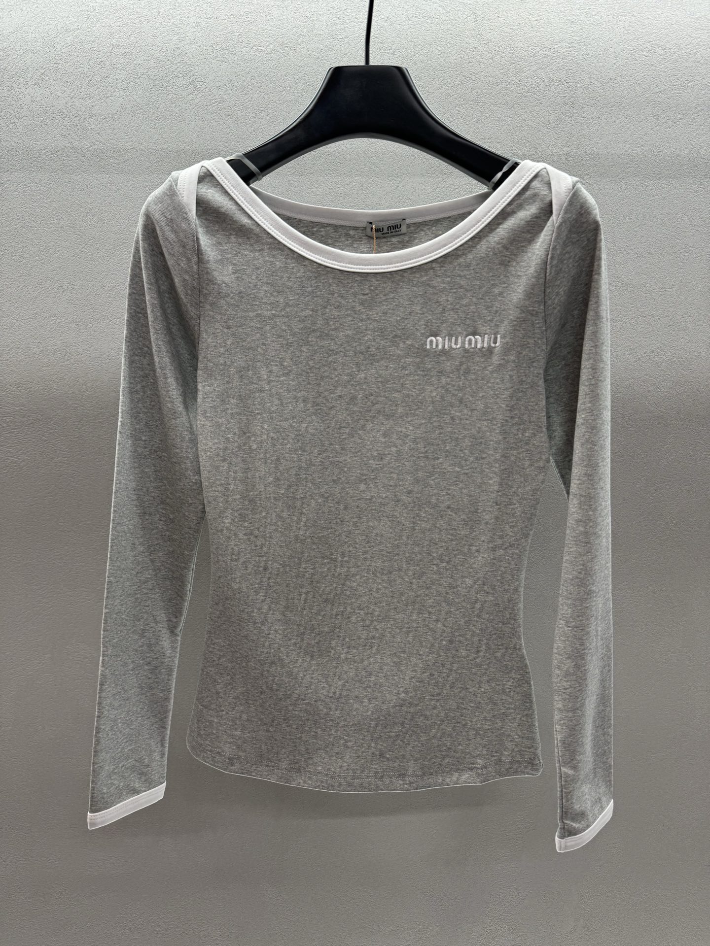 ￼ ❄️2025 Autumn and Winter❄️！MiuMi*u，撞色一字领长袖，超级遮肉显瘦，