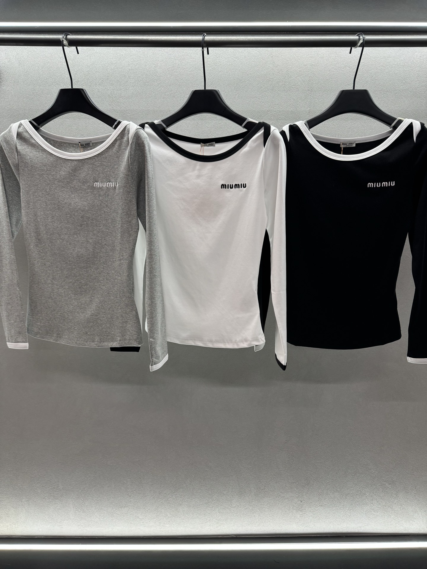 ￼ ❄️2025 Autumn and Winter❄️！MiuMi*u，撞色一字领长袖，超级遮肉显瘦，